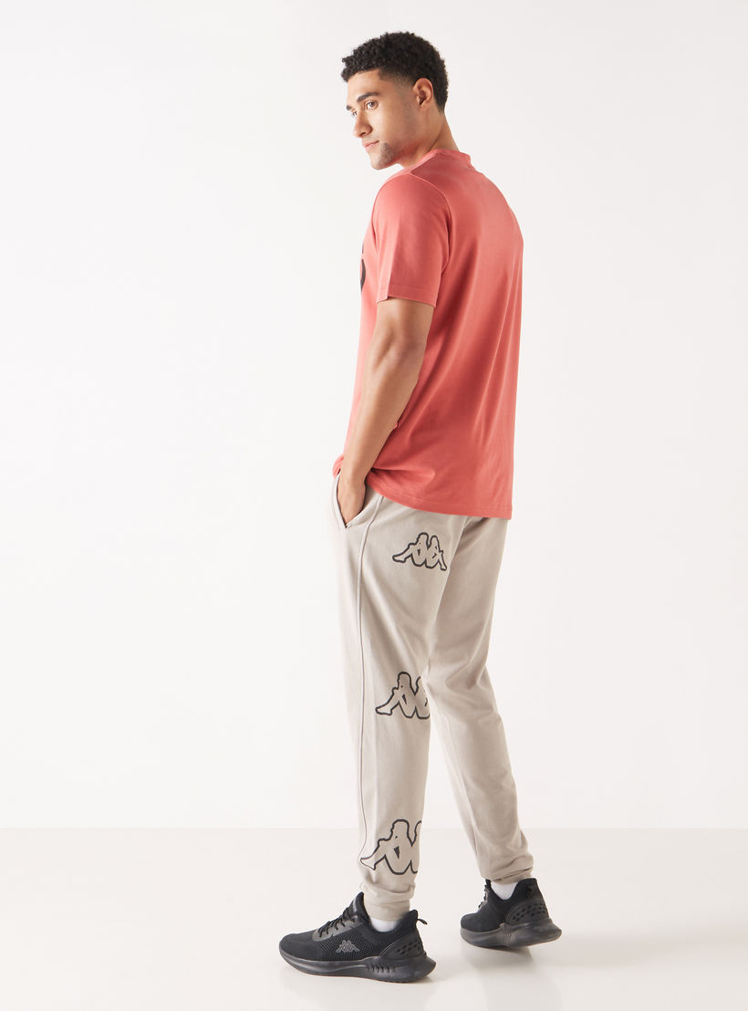 بنطلون رياضي بخصر مطاطي وجيوب وتفاصيل شعار من كابا-men-clothing-sportswearandactivewear-bottoms-image-2