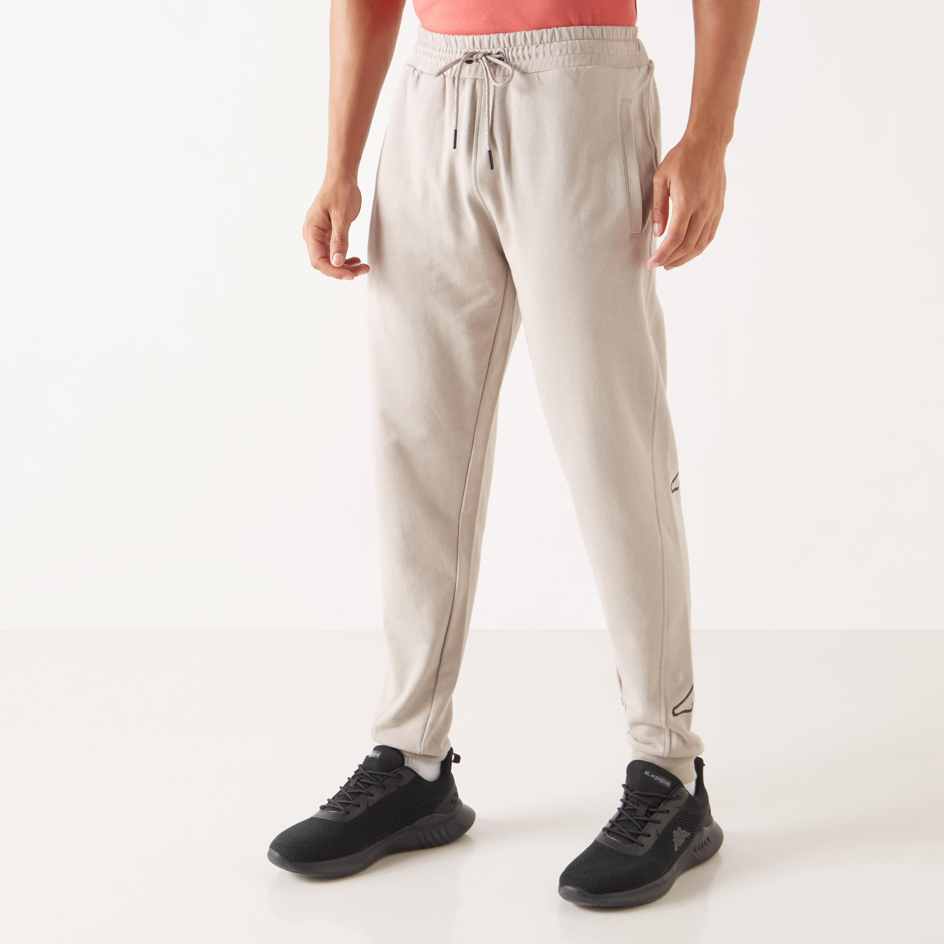 بنطلون رياضي بخصر مطاطي وجيوب وتفاصيل شعار من كابا-men-clothing-sportswearandactivewear-bottoms-image-3