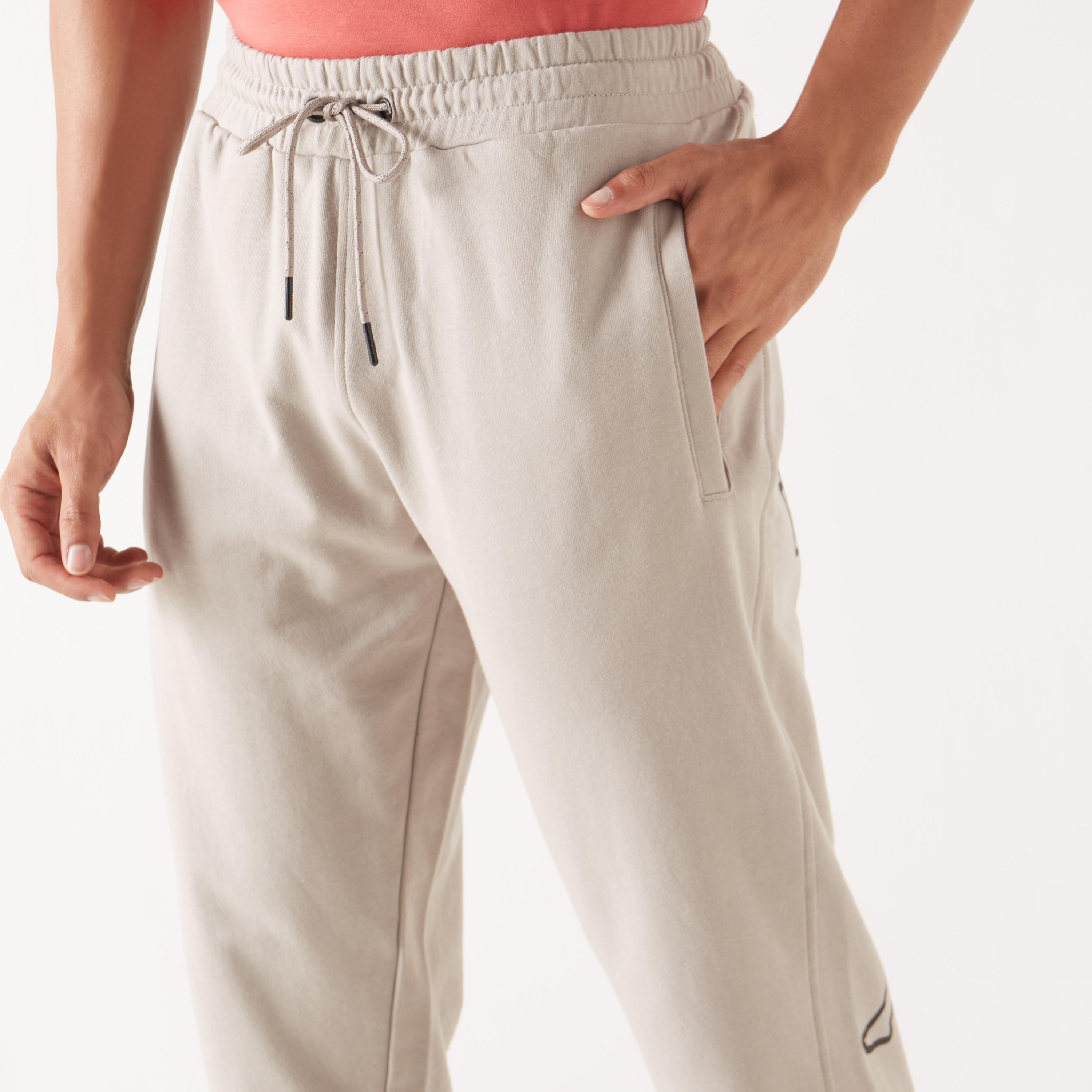 بنطلون رياضي بخصر مطاطي وجيوب وتفاصيل شعار من كابا-men-clothing-sportswearandactivewear-bottoms-image-4