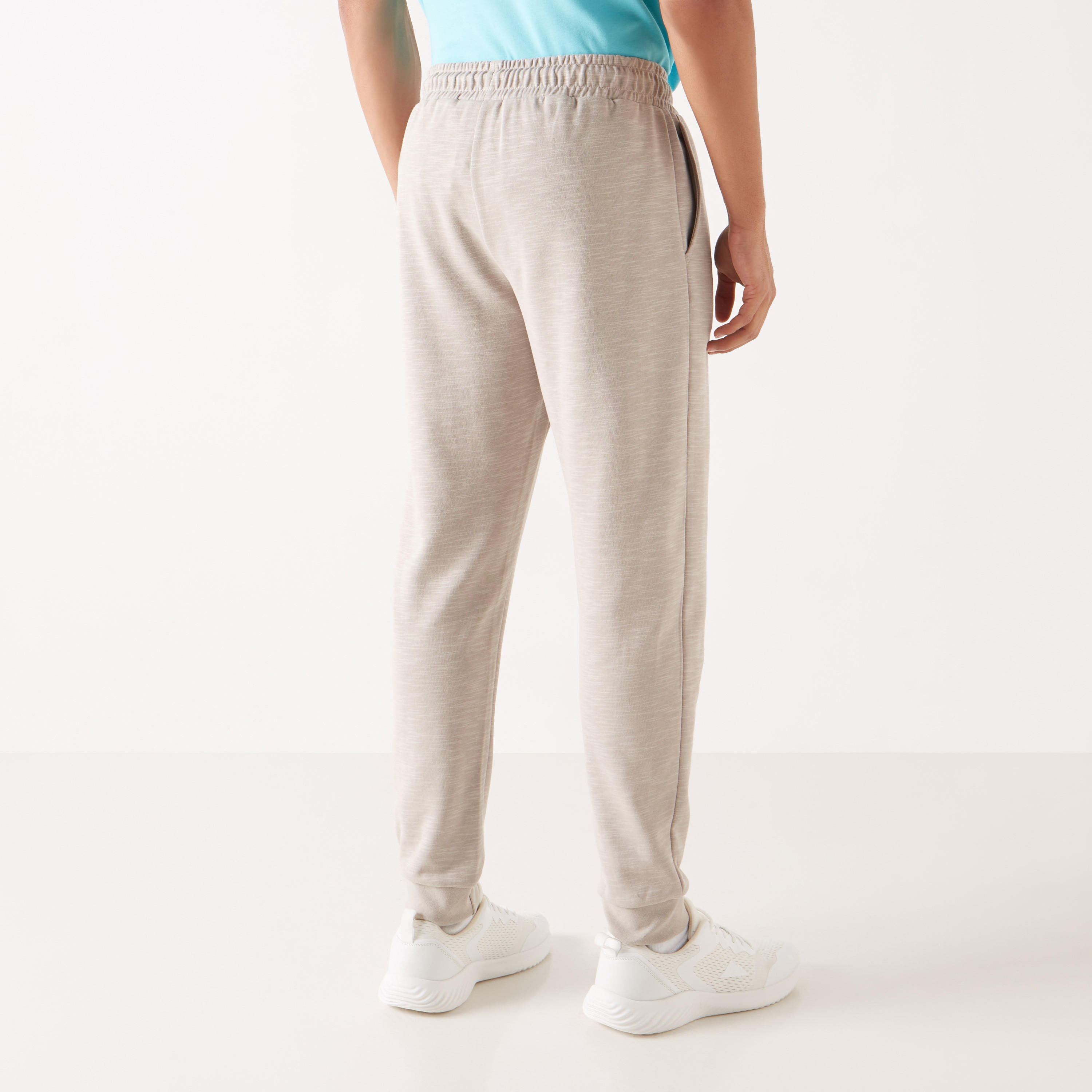 بنطلون رياضي بخصر مطاطي وجيوب وتفاصيل شعار من كابا-men-clothing-sportswearandactivewear-bottoms-image-3