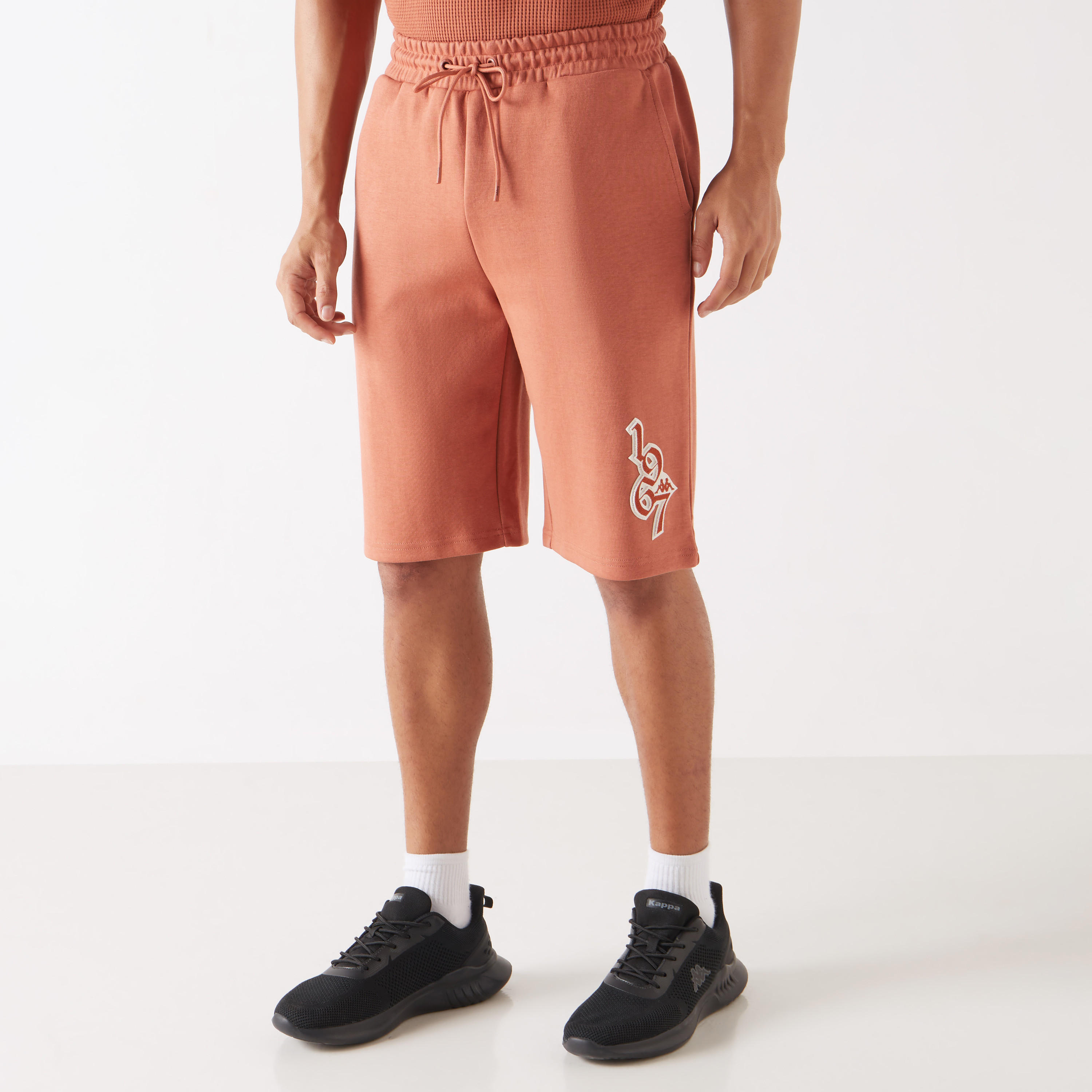 شورت بخصر مطاطي وجيوب وطبعات شعار من كابا-men-clothing-bottoms-shorts-image-1