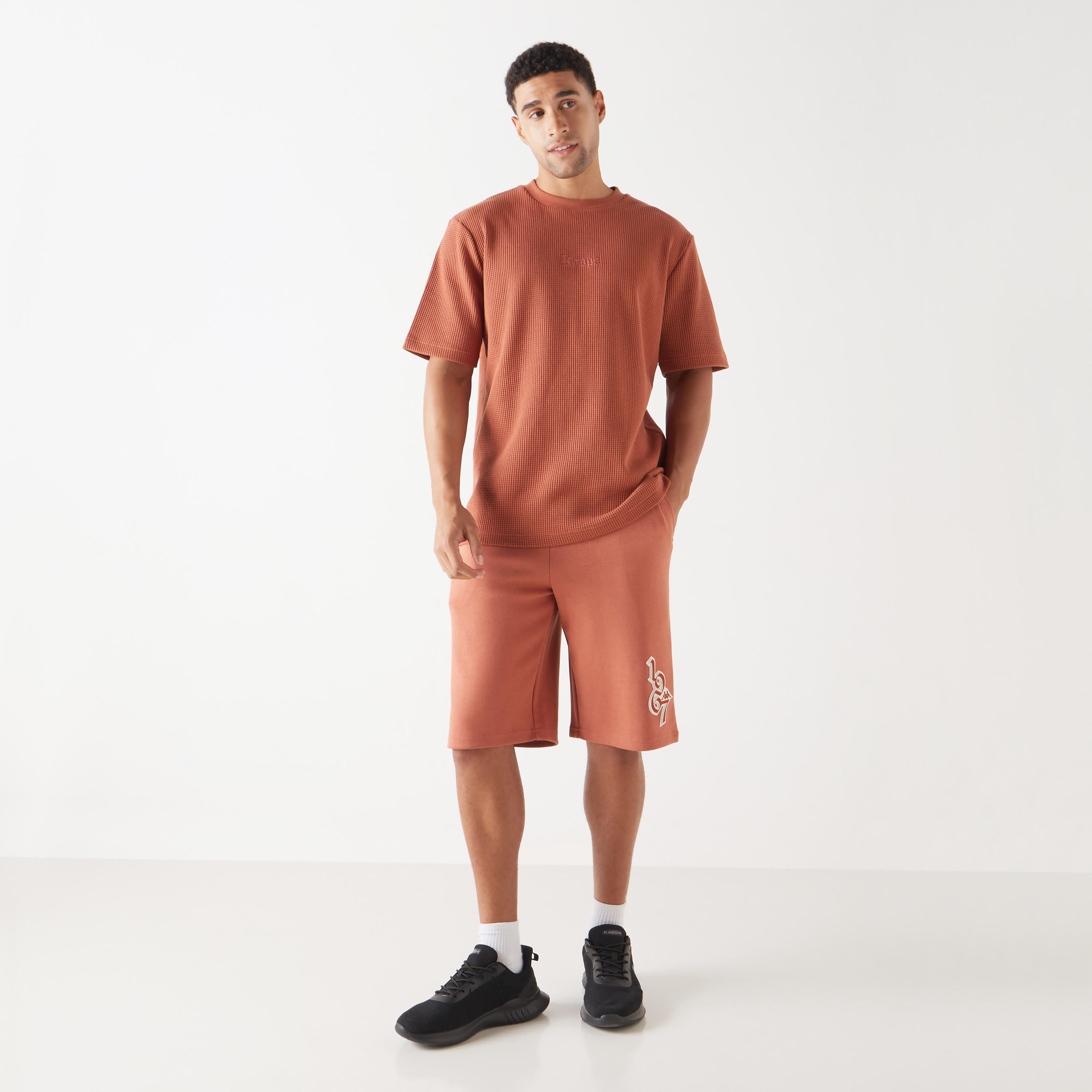 شورت بخصر مطاطي وجيوب وطبعات شعار من كابا-men-clothing-bottoms-shorts-image-2