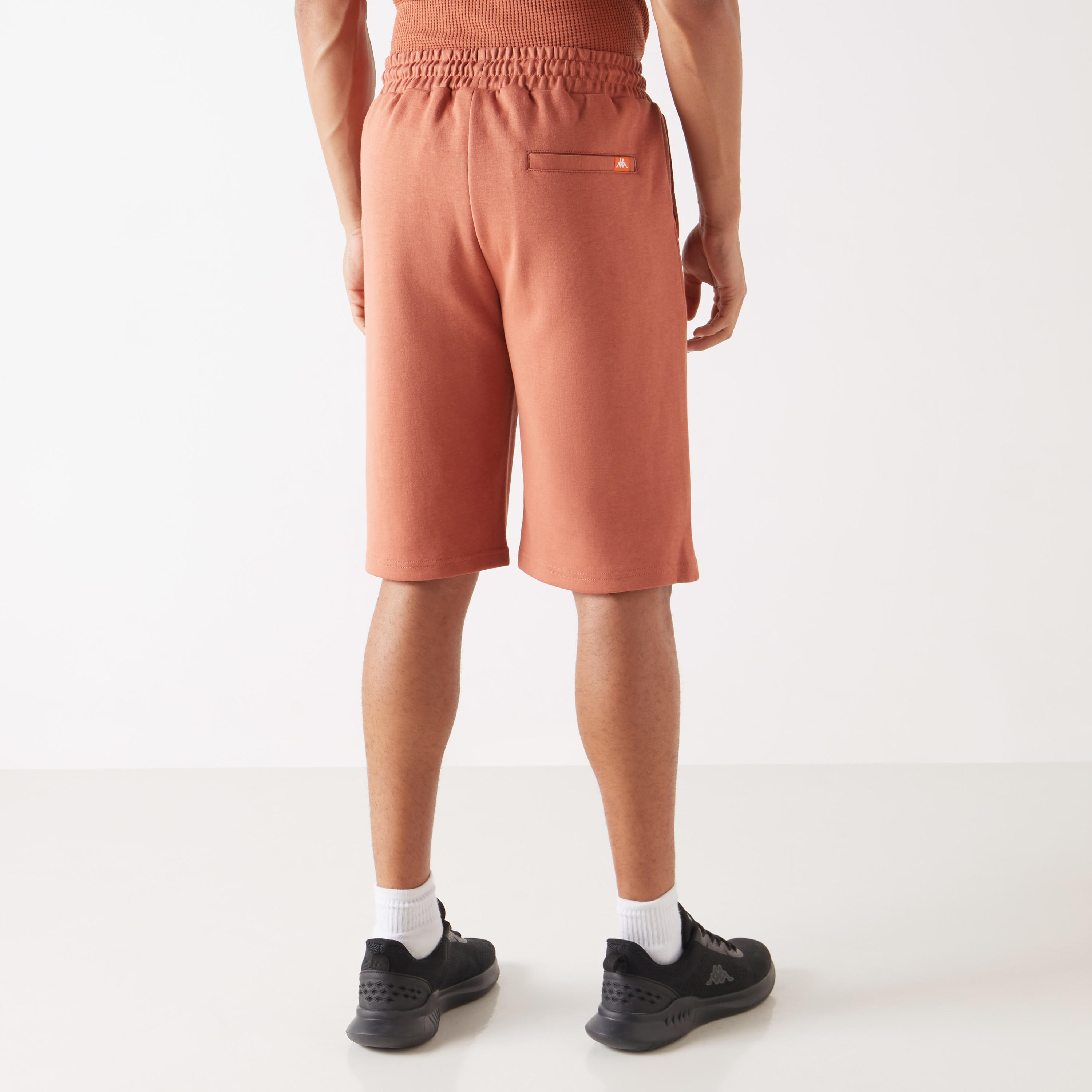 شورت بخصر مطاطي وجيوب وطبعات شعار من كابا-men-clothing-bottoms-shorts-image-3