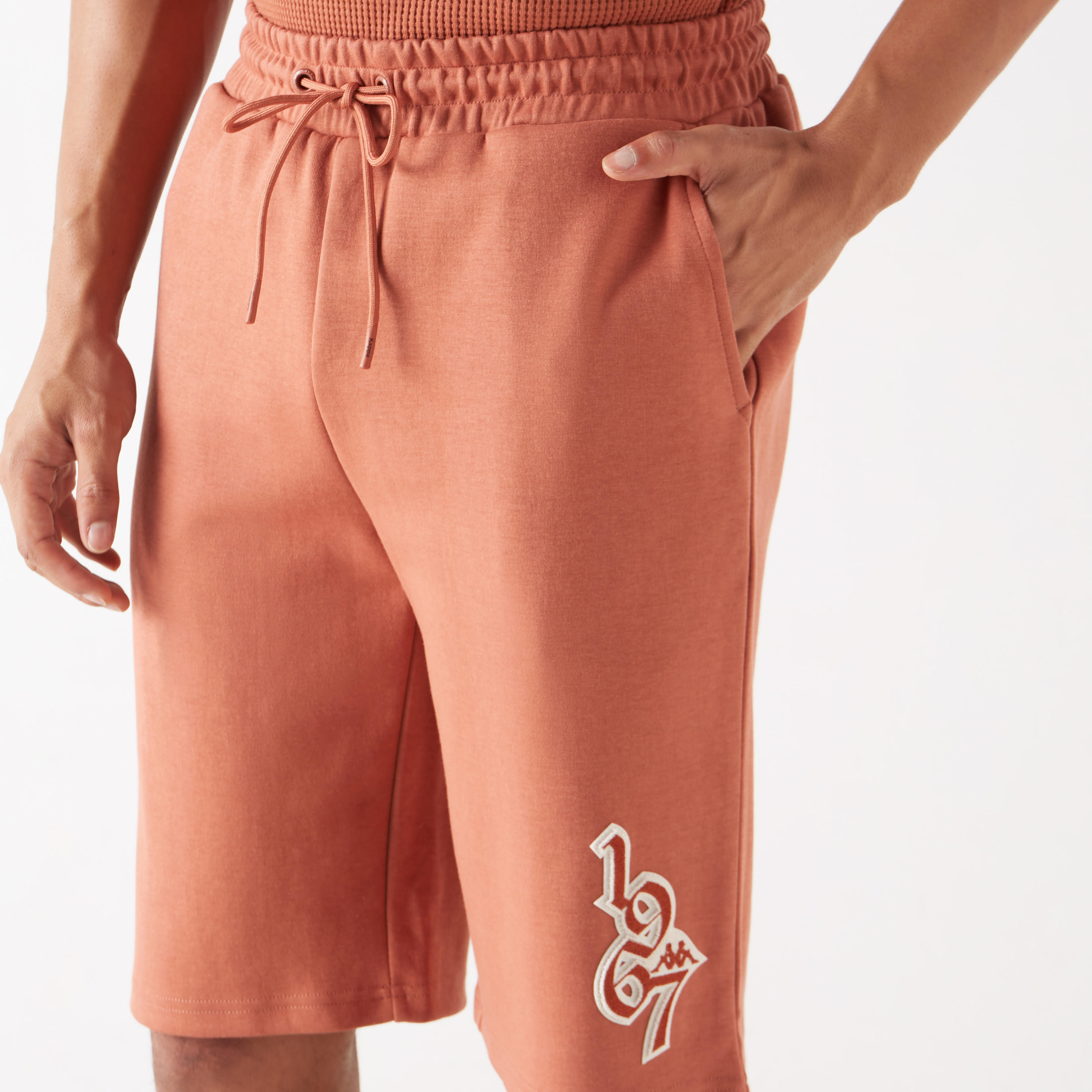 شورت بخصر مطاطي وجيوب وطبعات شعار من كابا-men-clothing-bottoms-shorts-image-4