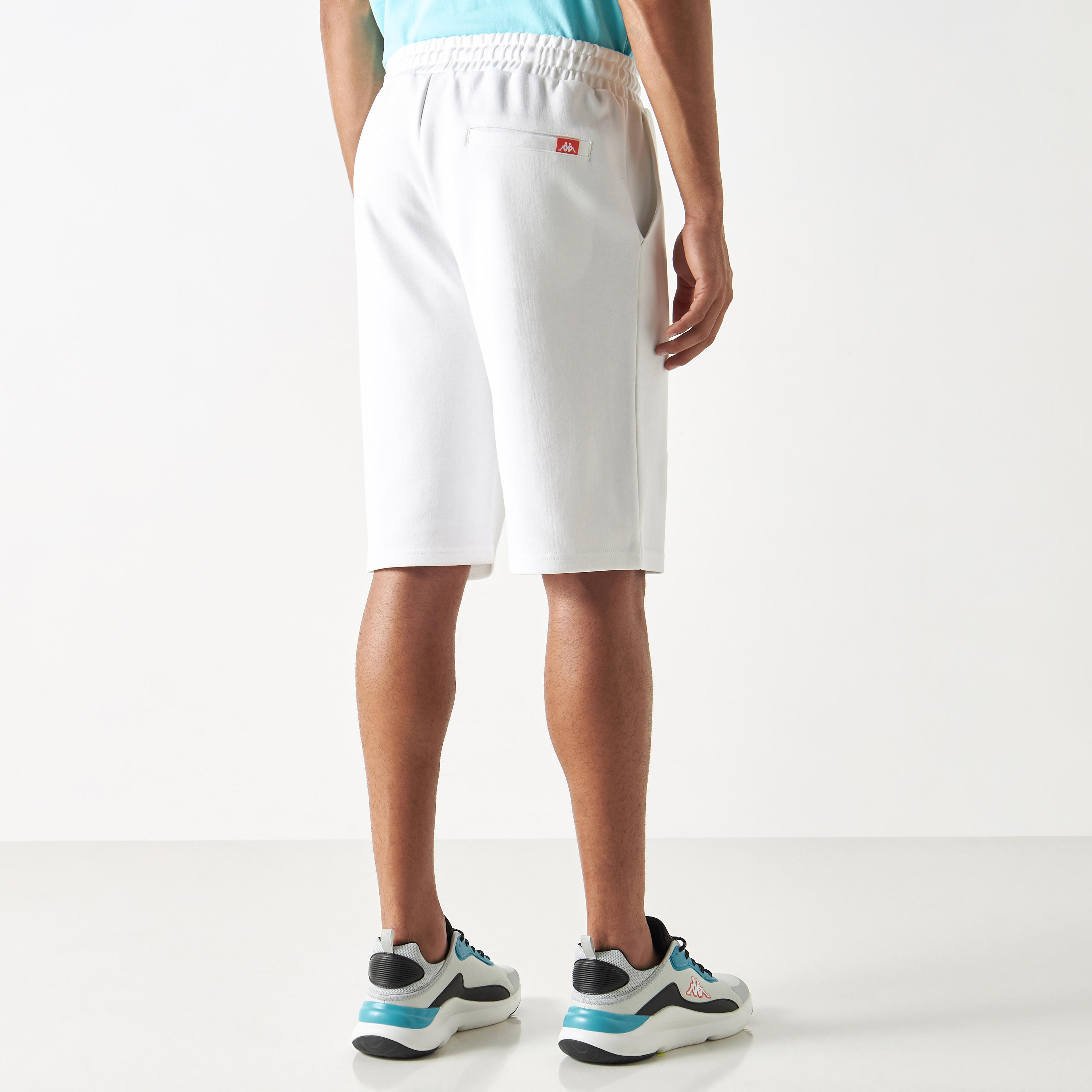 شورت بخصر مطاطي وجيوب وتفاصيل شعار من كابا-men-clothing-sportswearandactivewear-bottoms-image-3