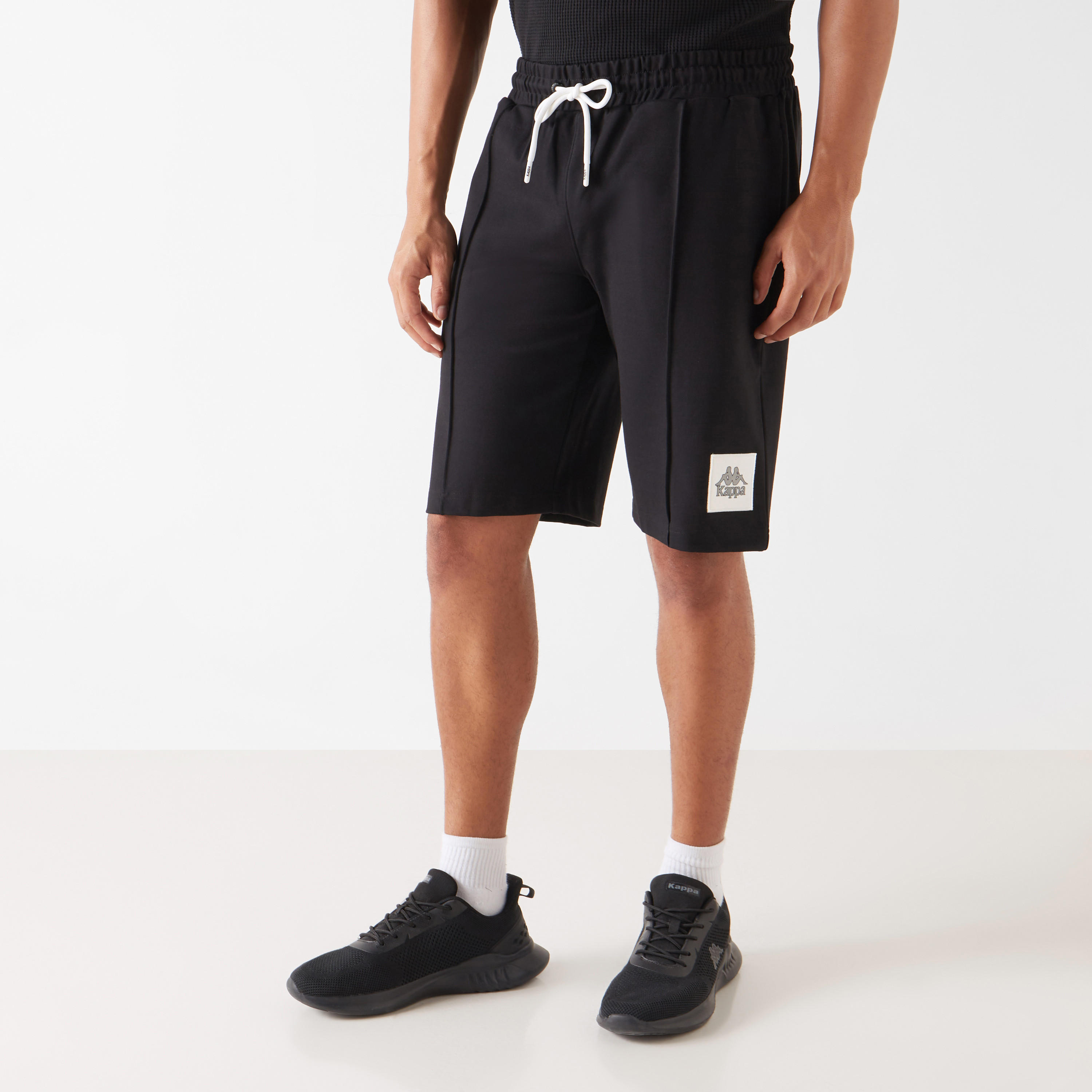 شورت بخصر مطاطي وجيوب وتفاصيل شعار من كابا-men-clothing-bottoms-shorts-image-1