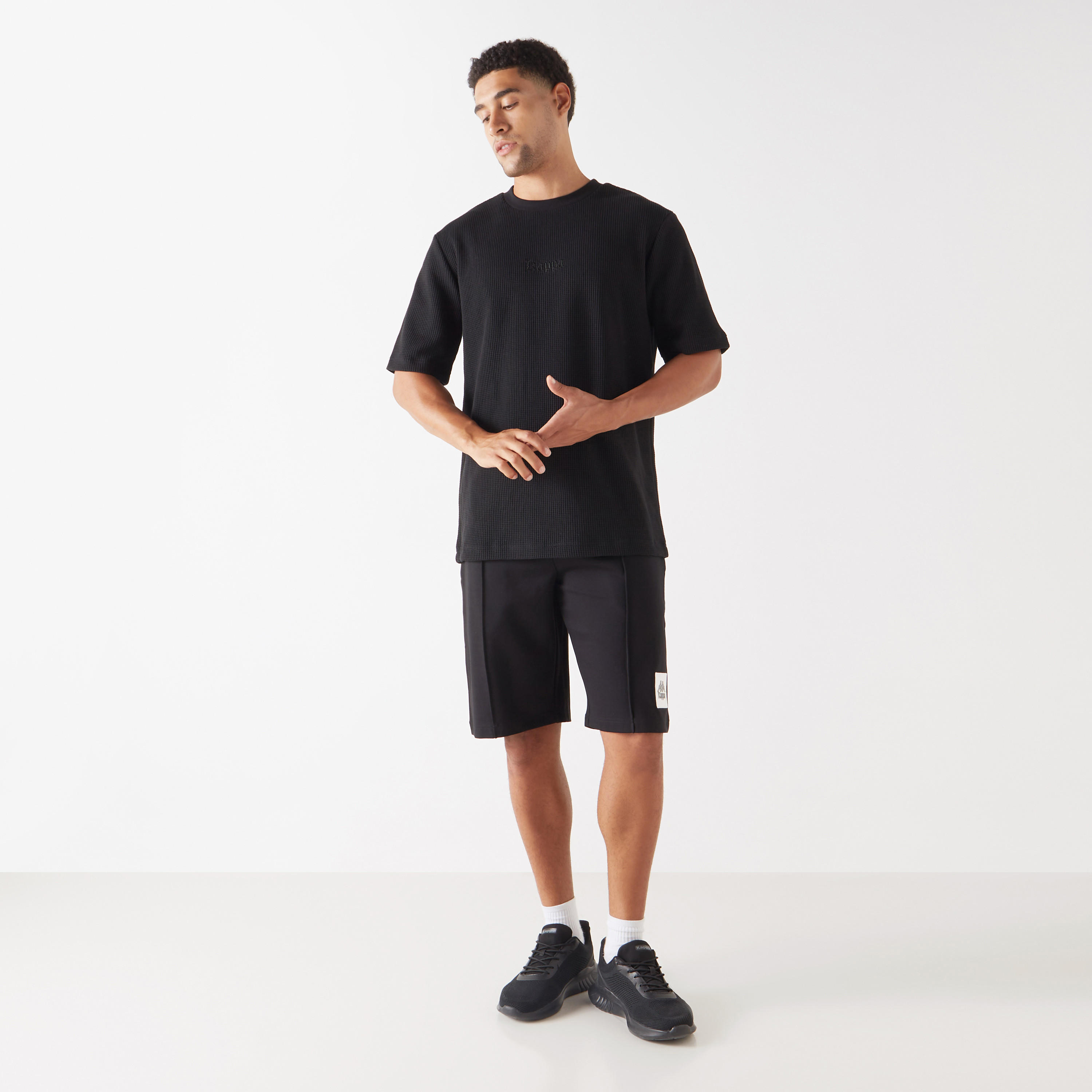 شورت بخصر مطاطي وجيوب وتفاصيل شعار من كابا-men-clothing-bottoms-shorts-image-2