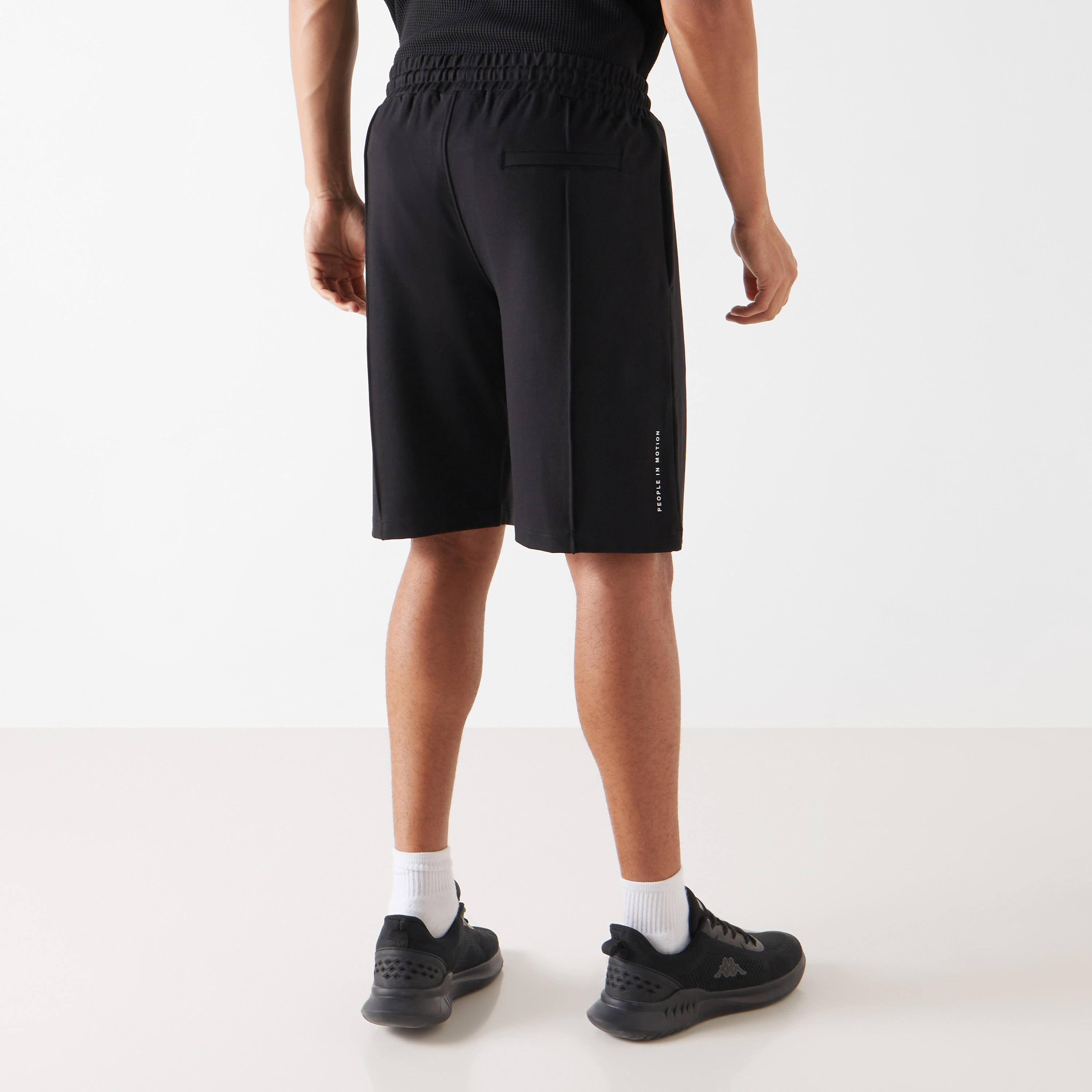 شورت بخصر مطاطي وجيوب وتفاصيل شعار من كابا-men-clothing-bottoms-shorts-image-3