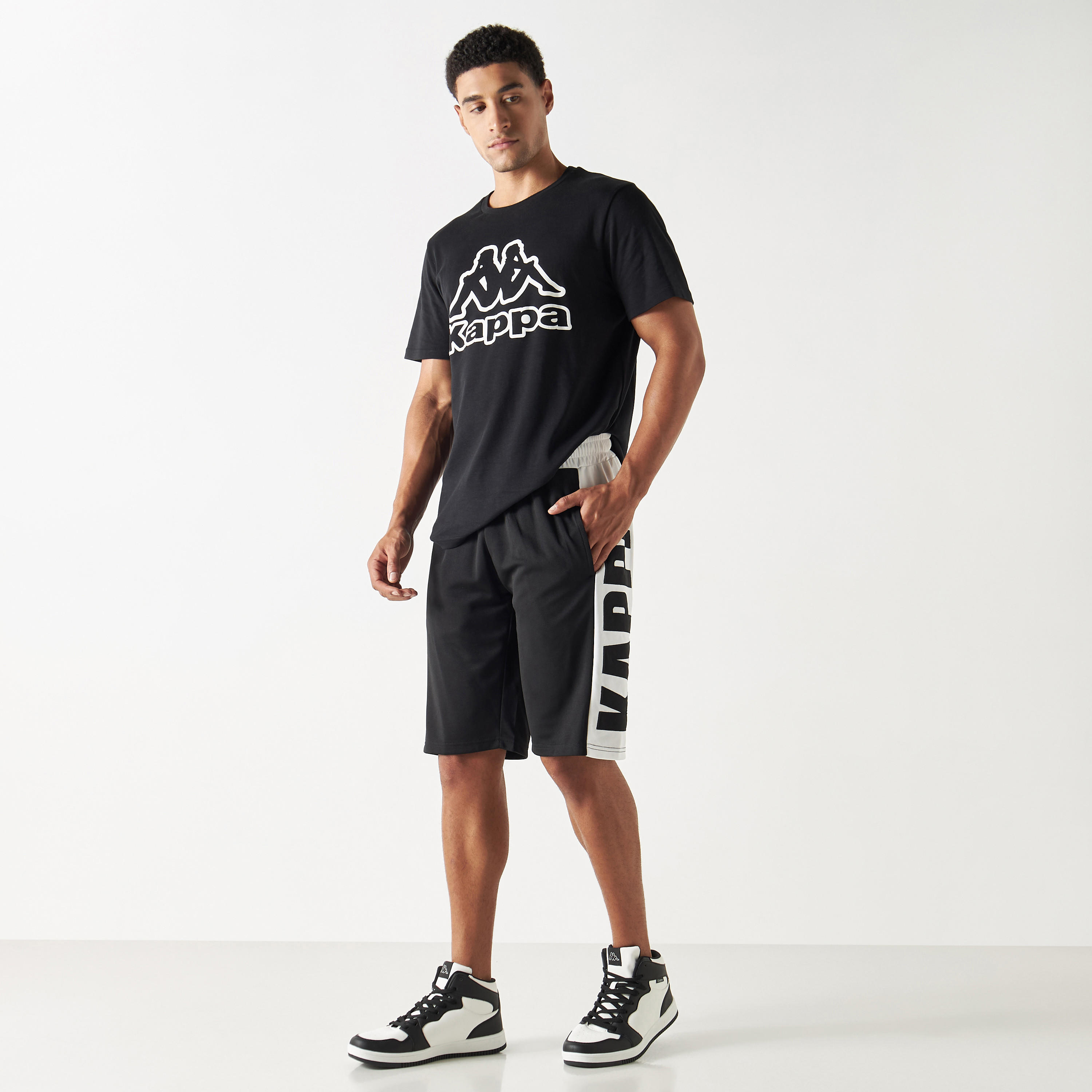 شورت برباط إغلاق وجيوب وزخارف شعار من كابا-men-clothing-sportswearandactivewear-bottoms-image-2