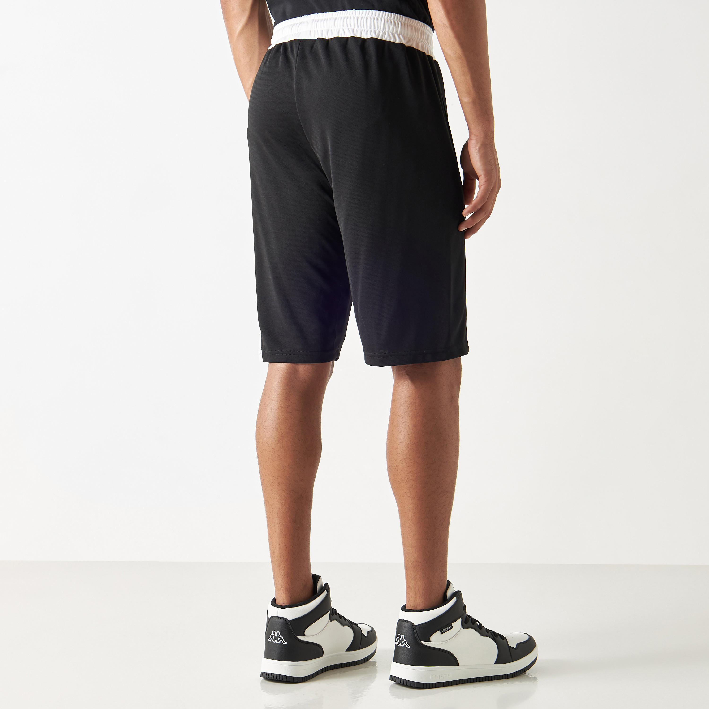شورت برباط إغلاق وجيوب وزخارف شعار من كابا-men-clothing-sportswearandactivewear-bottoms-image-3