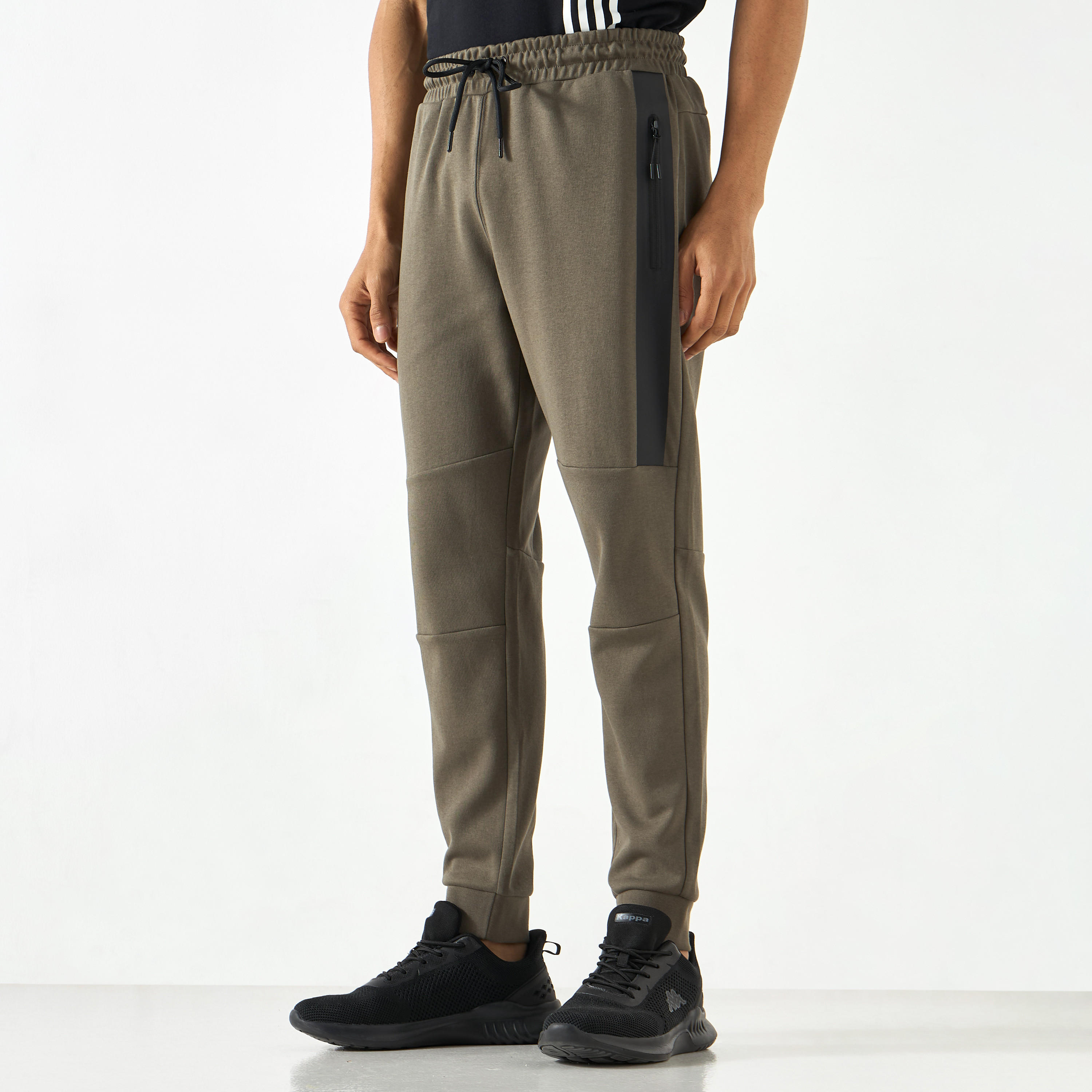 بنطلون رياضي برباط إغلاق وجيوب من كابا-men-clothing-sportswearandactivewear-bottoms-image-4