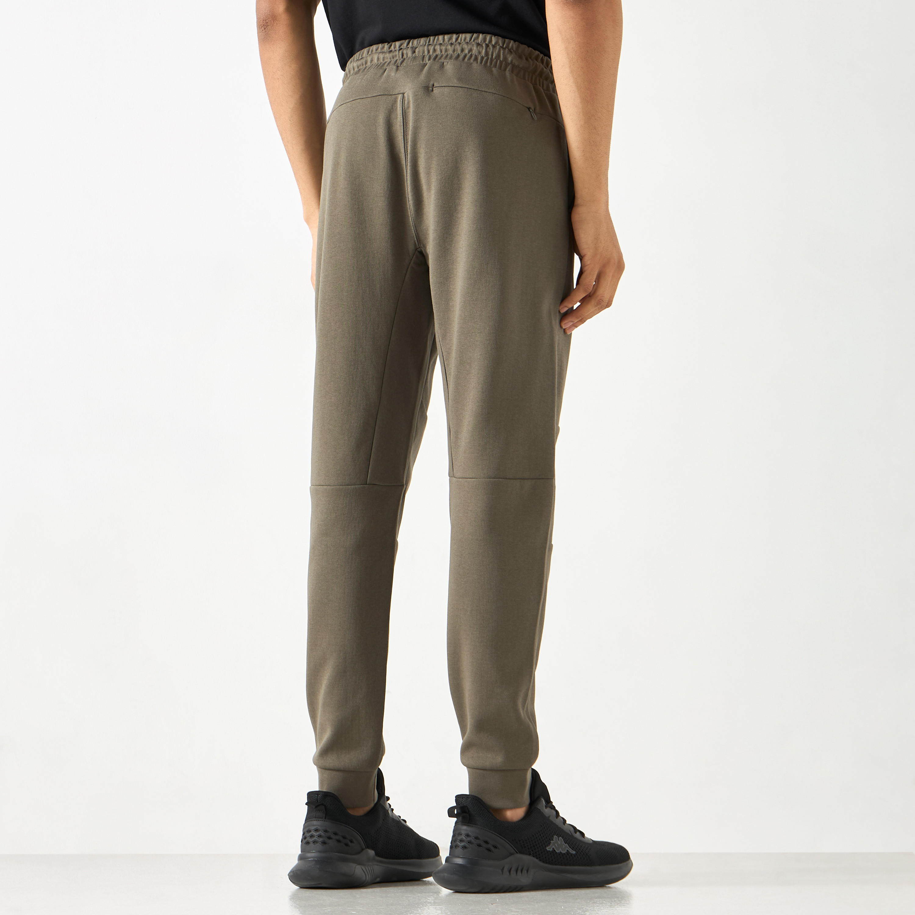 بنطلون رياضي برباط إغلاق وجيوب من كابا-men-clothing-sportswearandactivewear-bottoms-image-2