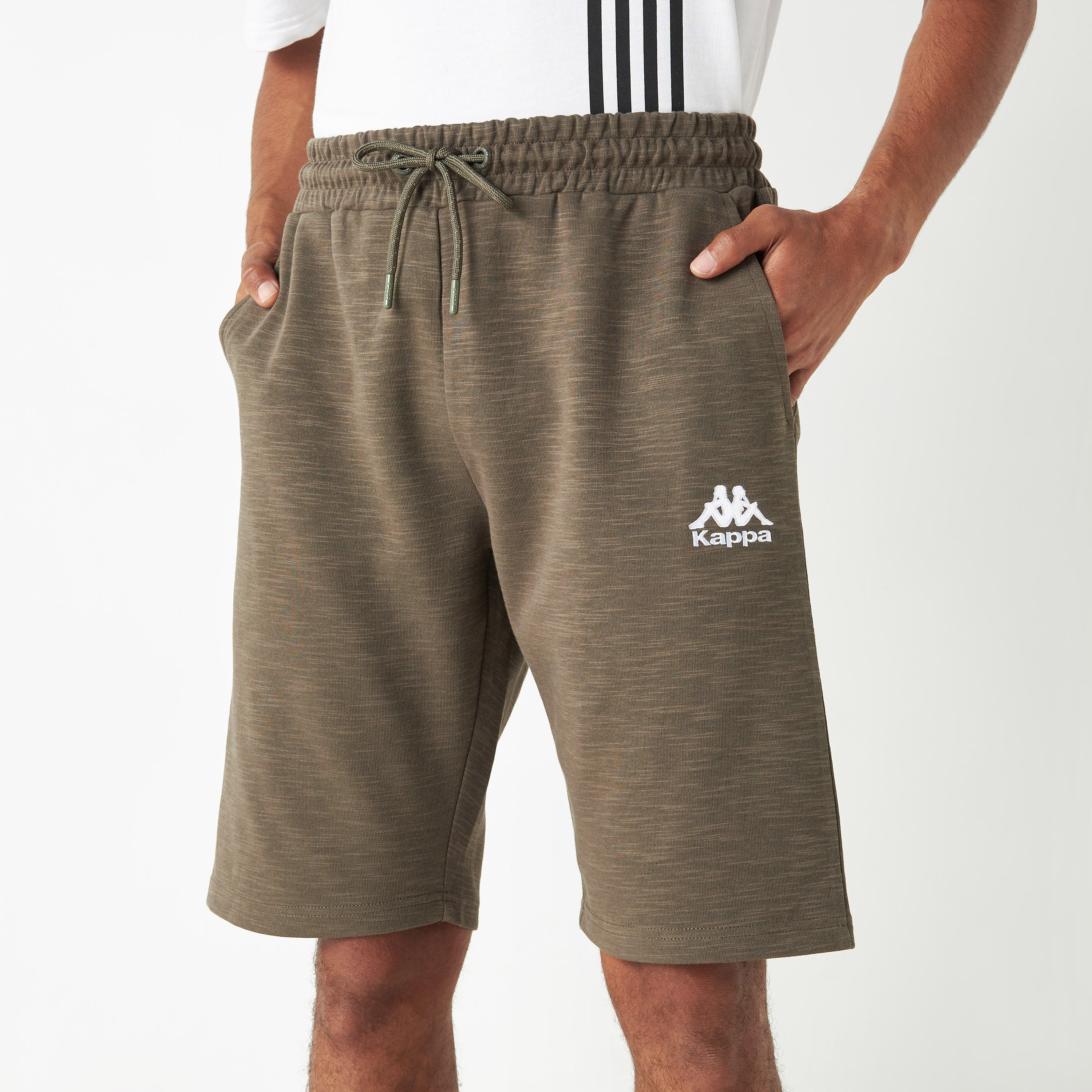 شورت بتطريز شعار ورباط إغلاق وجيوب من كابا-men-clothing-sportswearandactivewear-bottoms-image-1