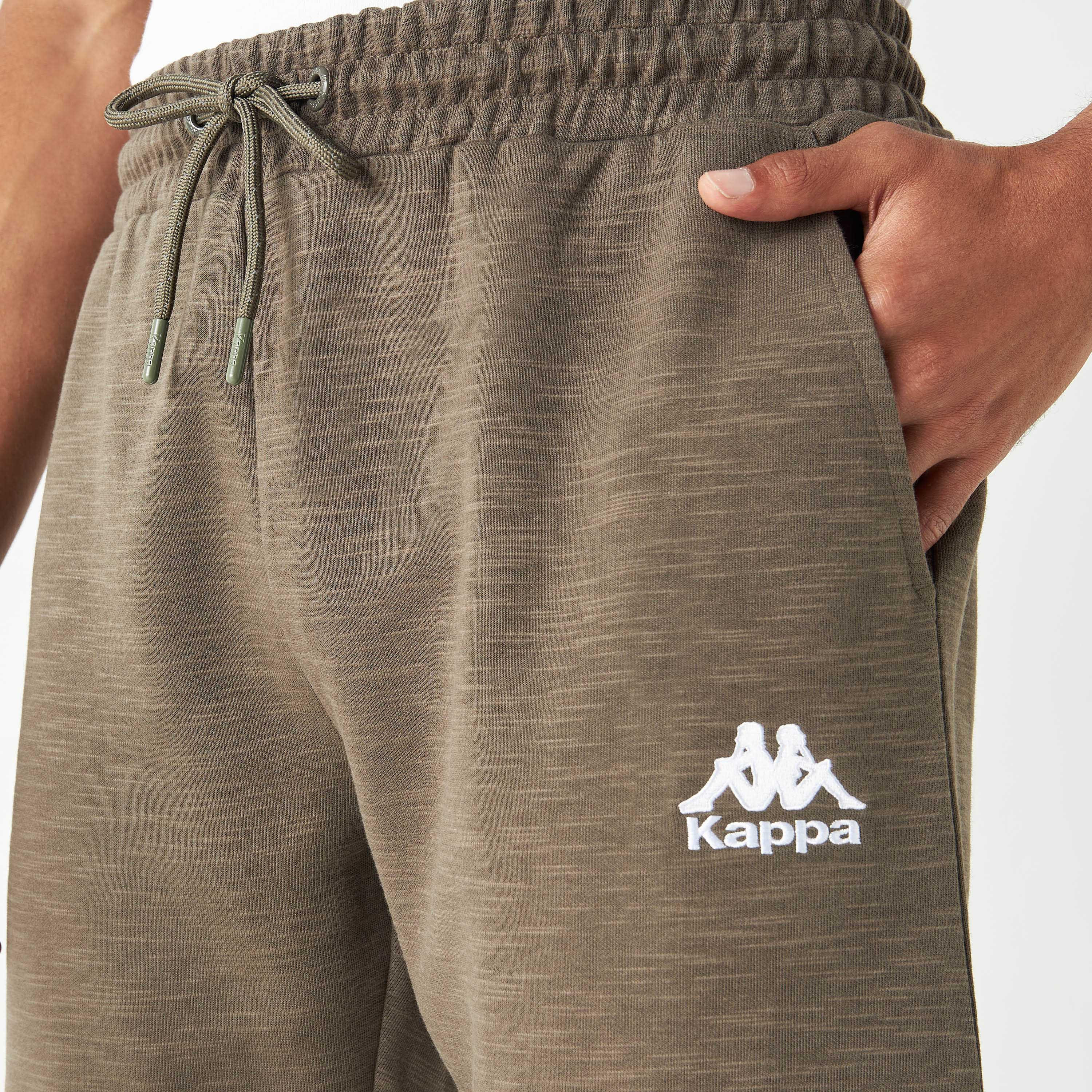 شورت بتطريز شعار ورباط إغلاق وجيوب من كابا-men-clothing-sportswearandactivewear-bottoms-image-4