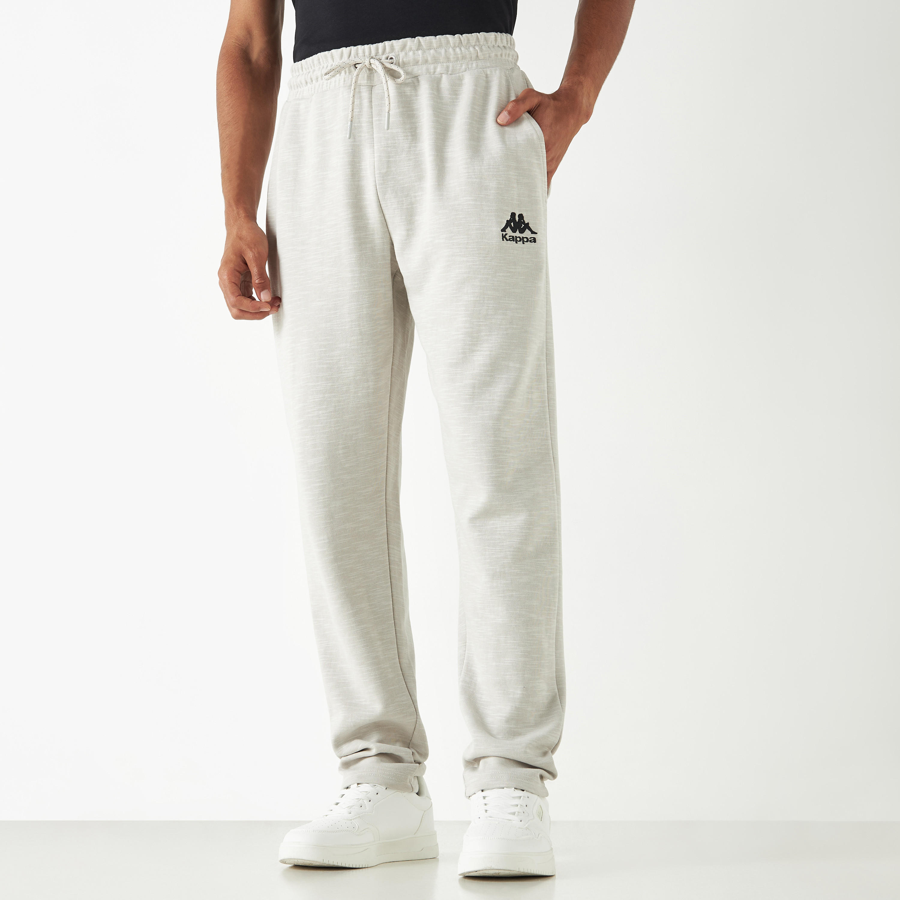 بنطلون رياضي برباط إغلاق وجيوب وتفاصيل شعار من كابا-men-clothing-sportswearandactivewear-bottoms-image-1