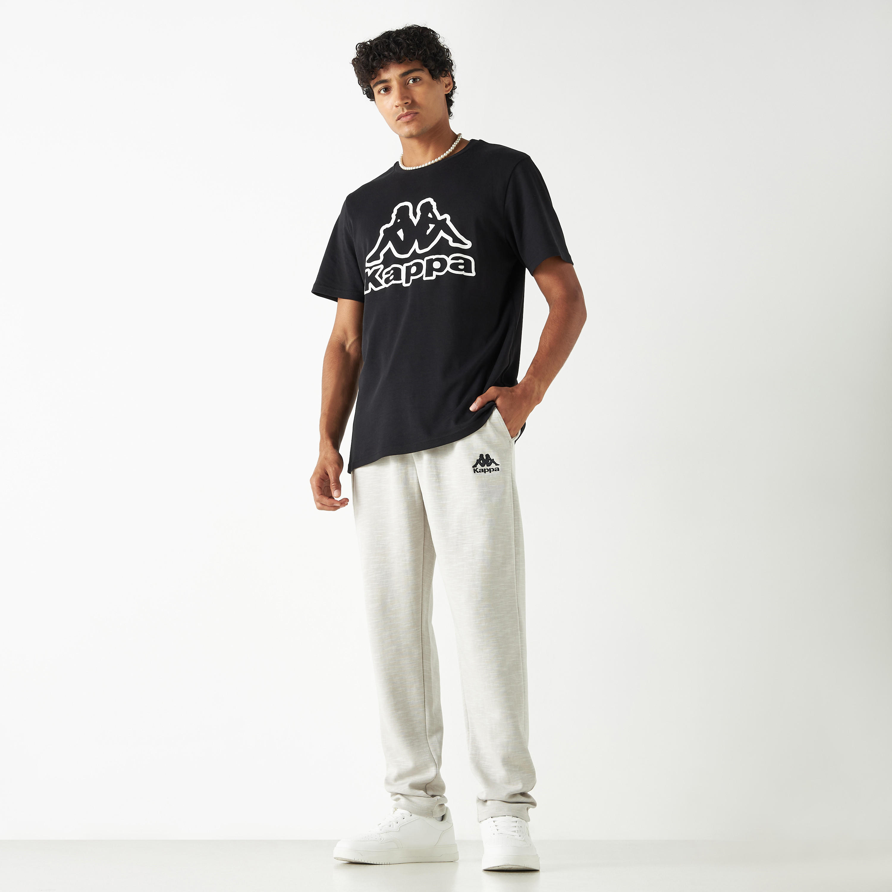 بنطلون رياضي برباط إغلاق وجيوب وتفاصيل شعار من كابا-men-clothing-sportswearandactivewear-bottoms-image-2