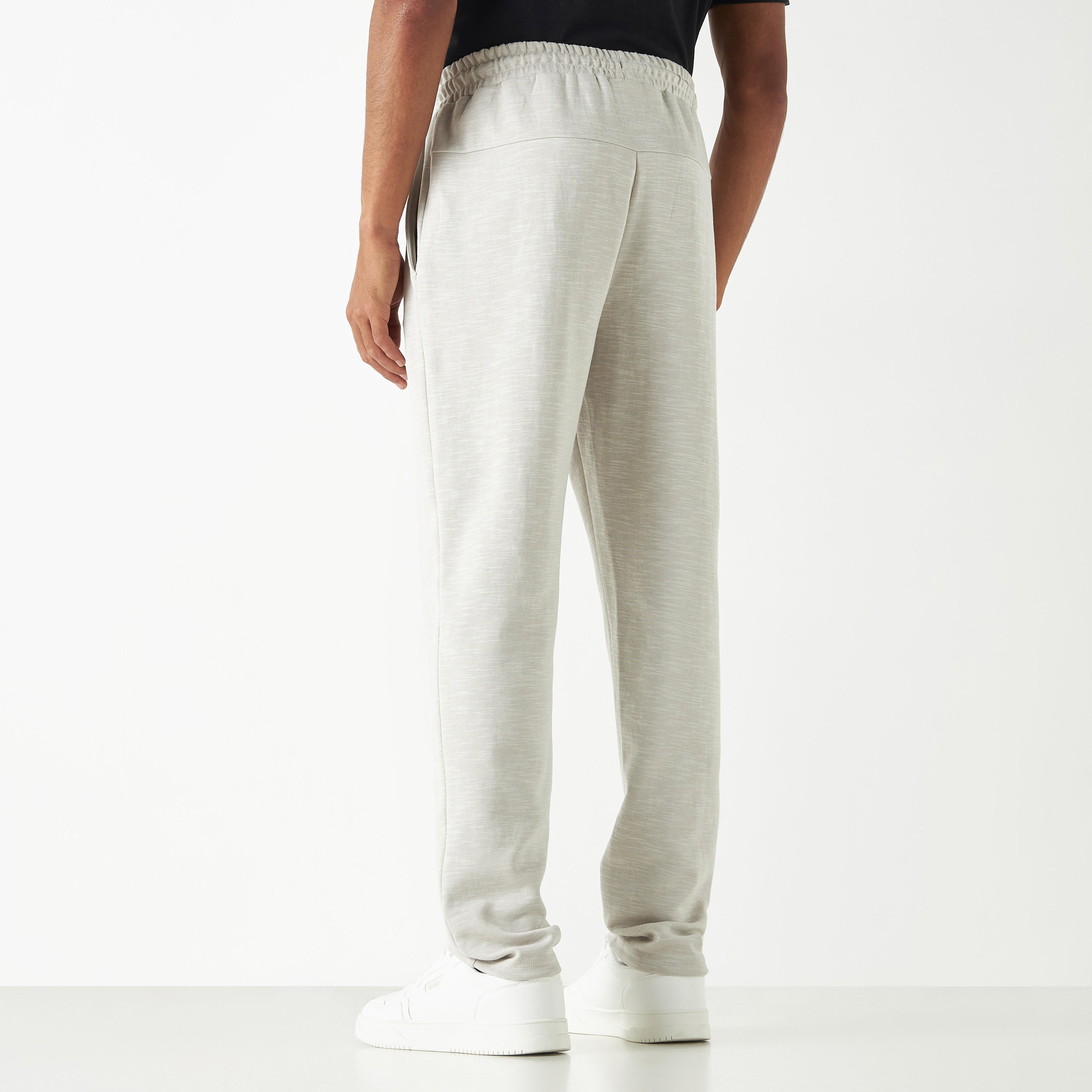 بنطلون رياضي برباط إغلاق وجيوب وتفاصيل شعار من كابا-men-clothing-sportswearandactivewear-bottoms-image-3