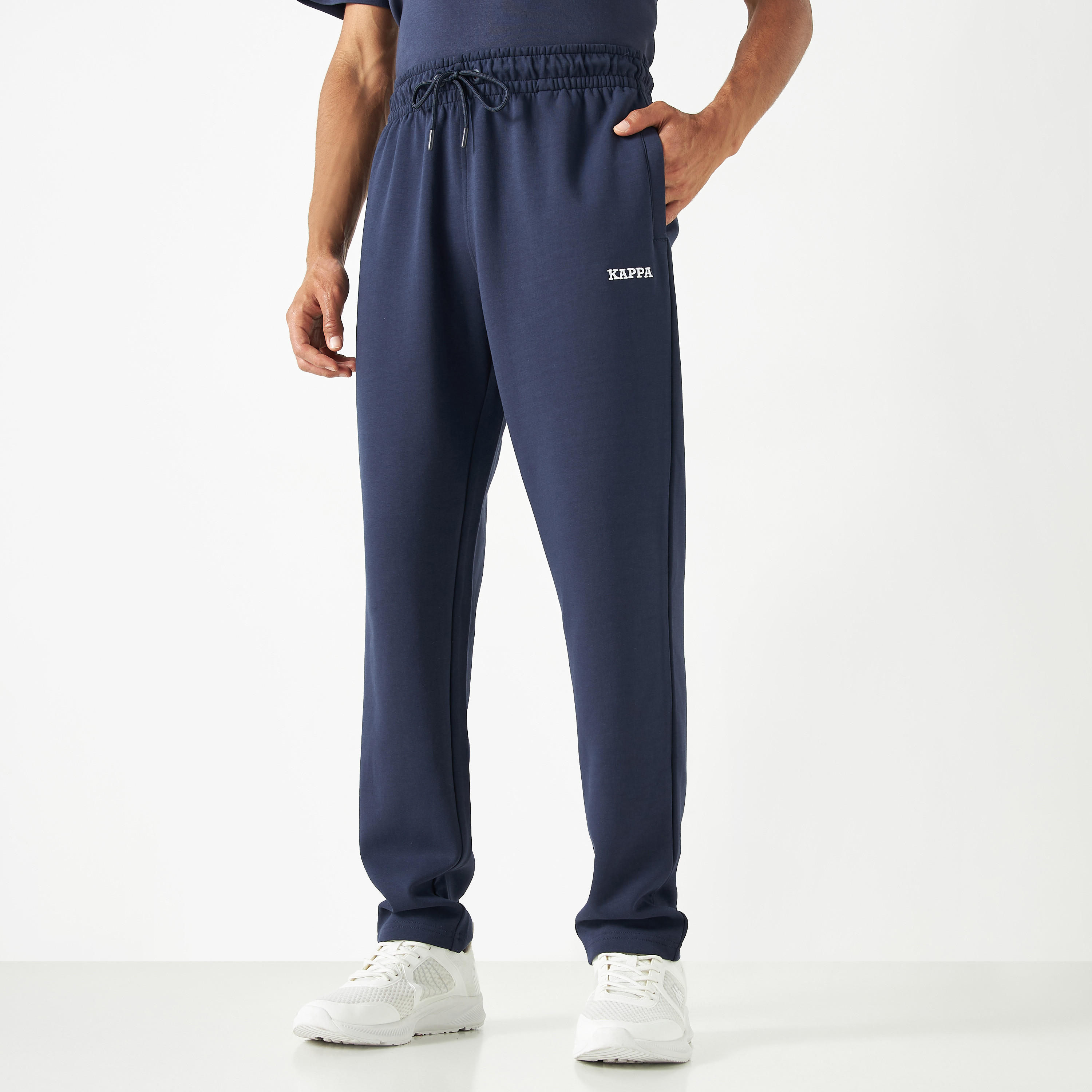 بنطلون رياضي برباط إغلاق وجيوب وتفاصيل شعار من كابا-men-clothing-sportswearandactivewear-bottoms-image-1