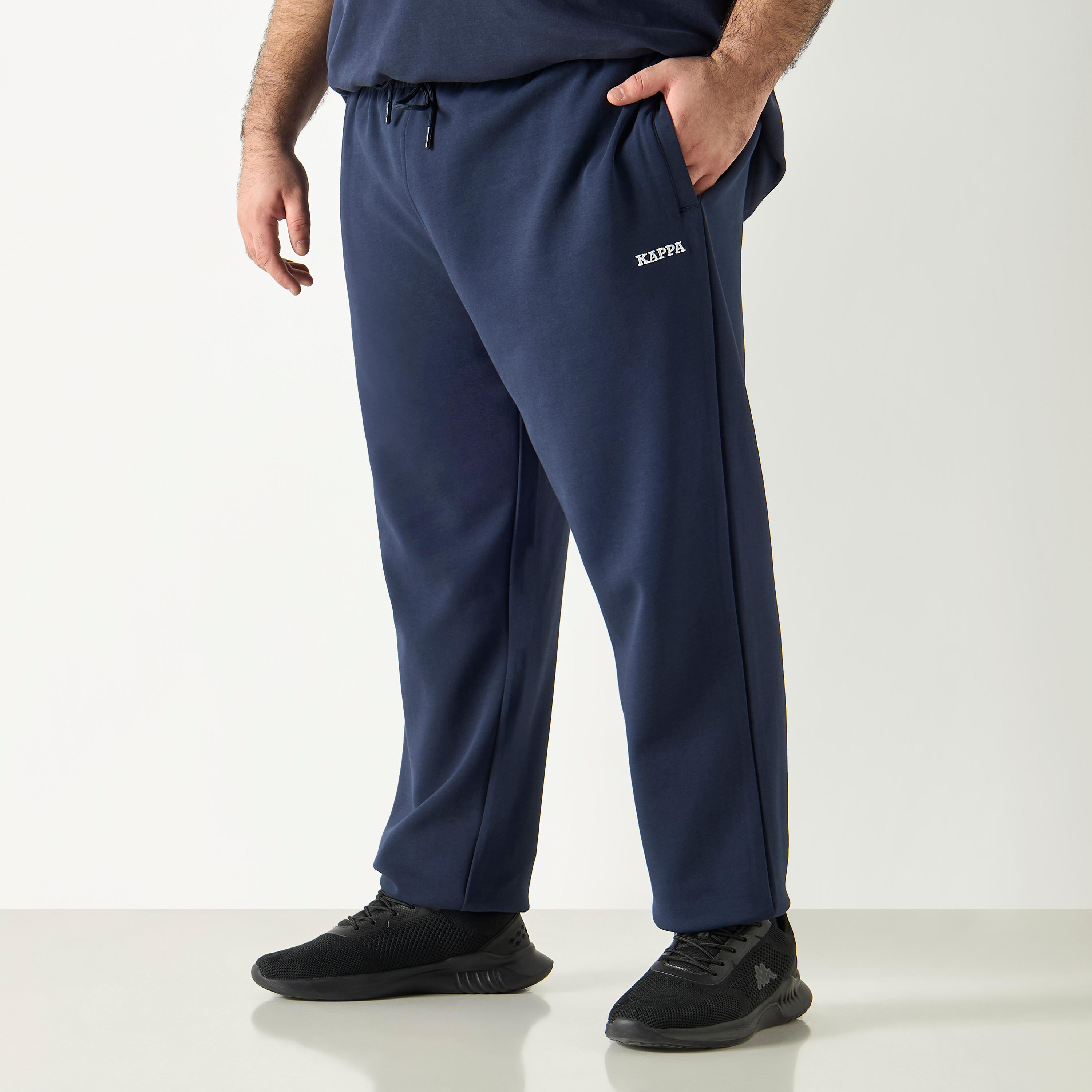 بنطلون رياضي برباط إغلاق وجيوب وتفاصيل شعار من كابا-men-clothing-sportswearandactivewear-bottoms-image-2