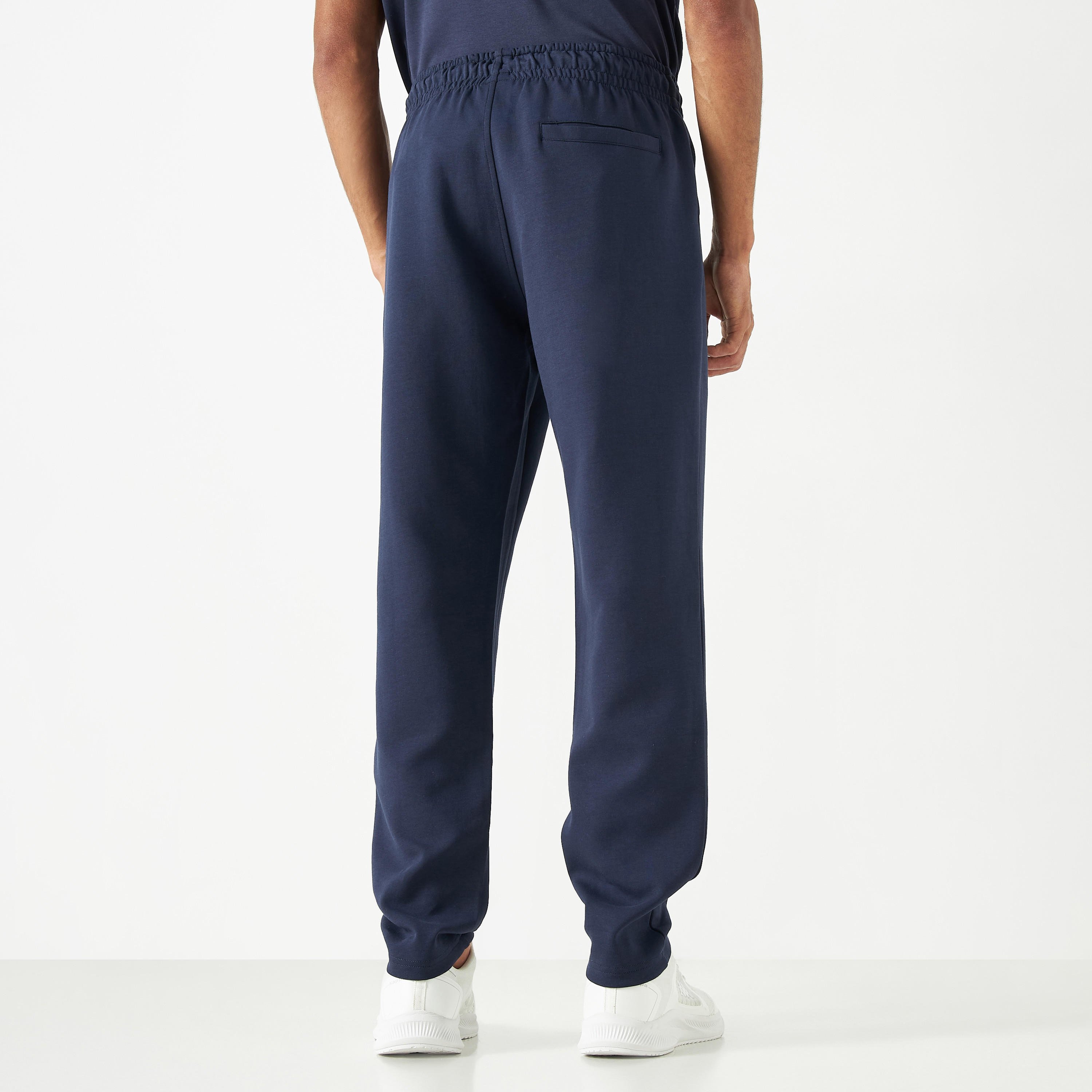 بنطلون رياضي برباط إغلاق وجيوب وتفاصيل شعار من كابا-men-clothing-sportswearandactivewear-bottoms-image-4