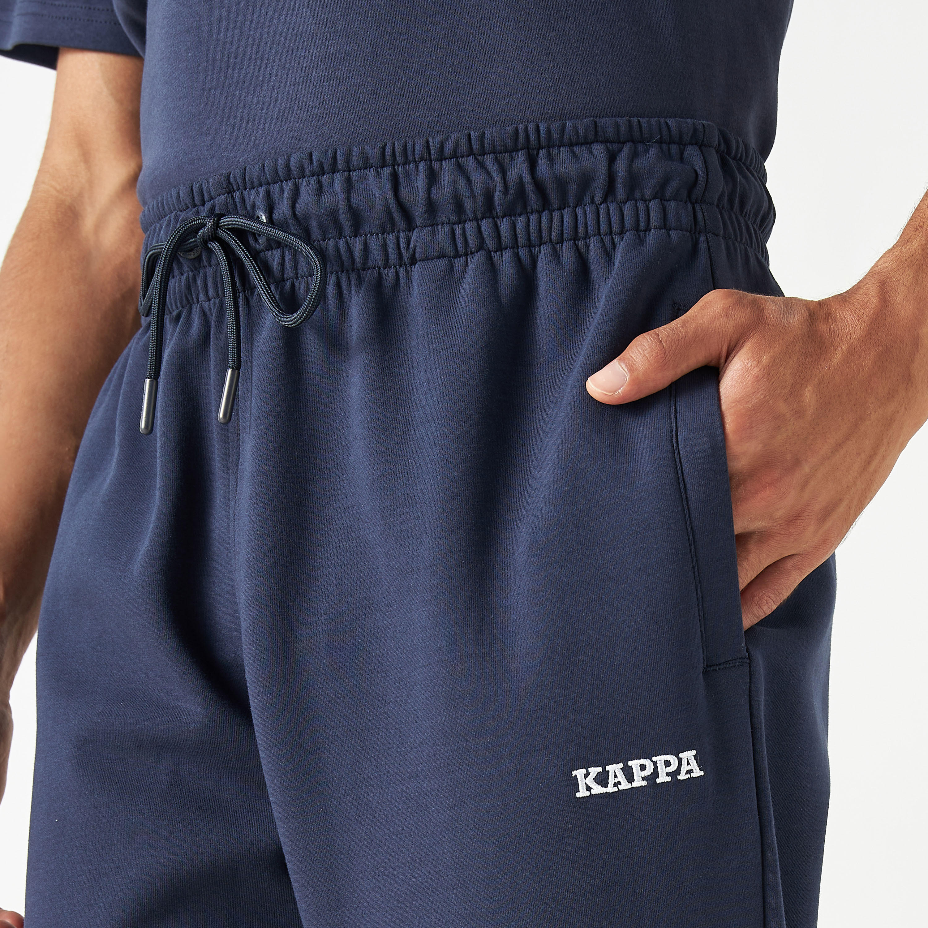 بنطلون رياضي برباط إغلاق وجيوب وتفاصيل شعار من كابا-men-clothing-sportswearandactivewear-bottoms-image-5