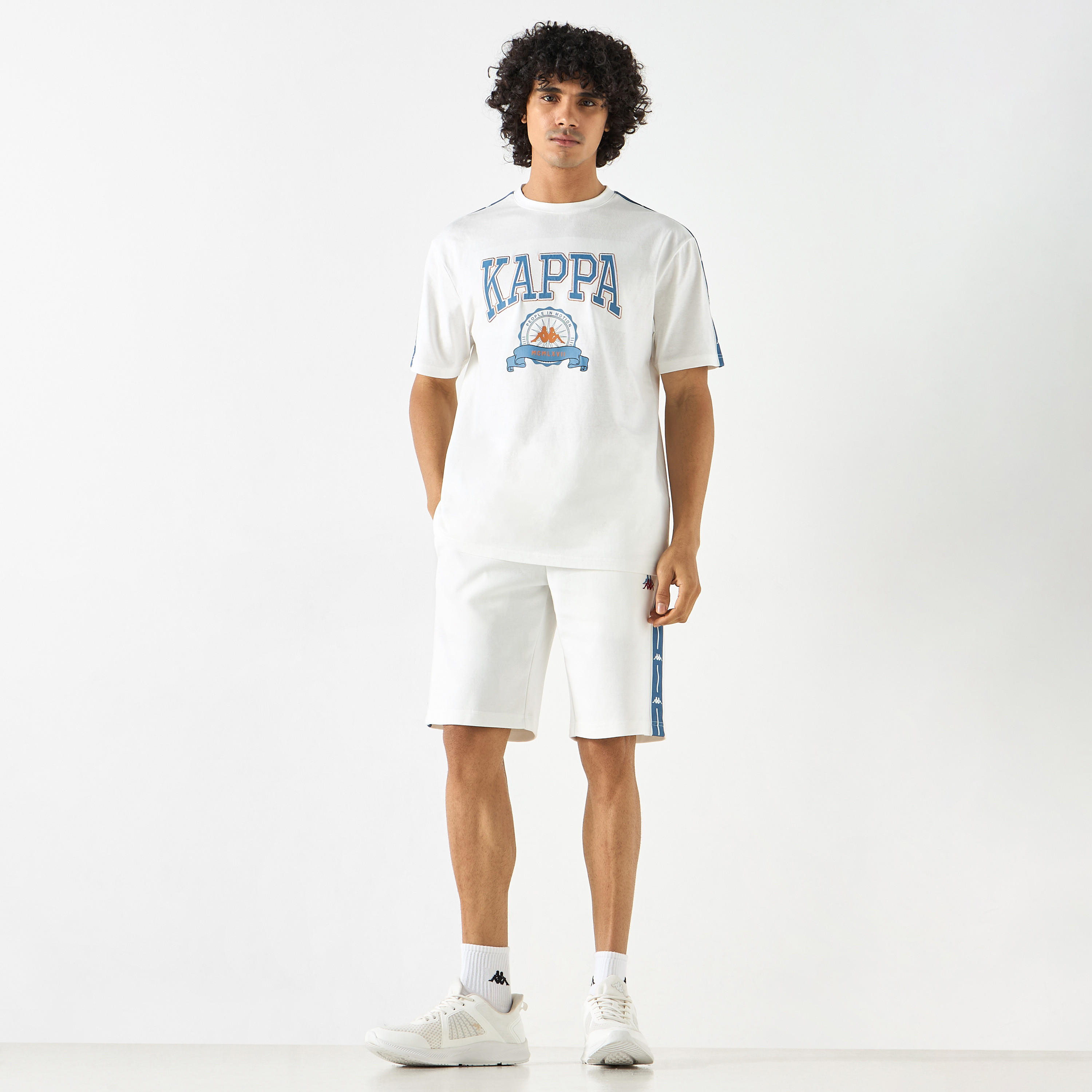 شورت بتطريز شعار ورباط إغلاق وجيوب من كابا-men-clothing-sportswearandactivewear-bottoms-image-2