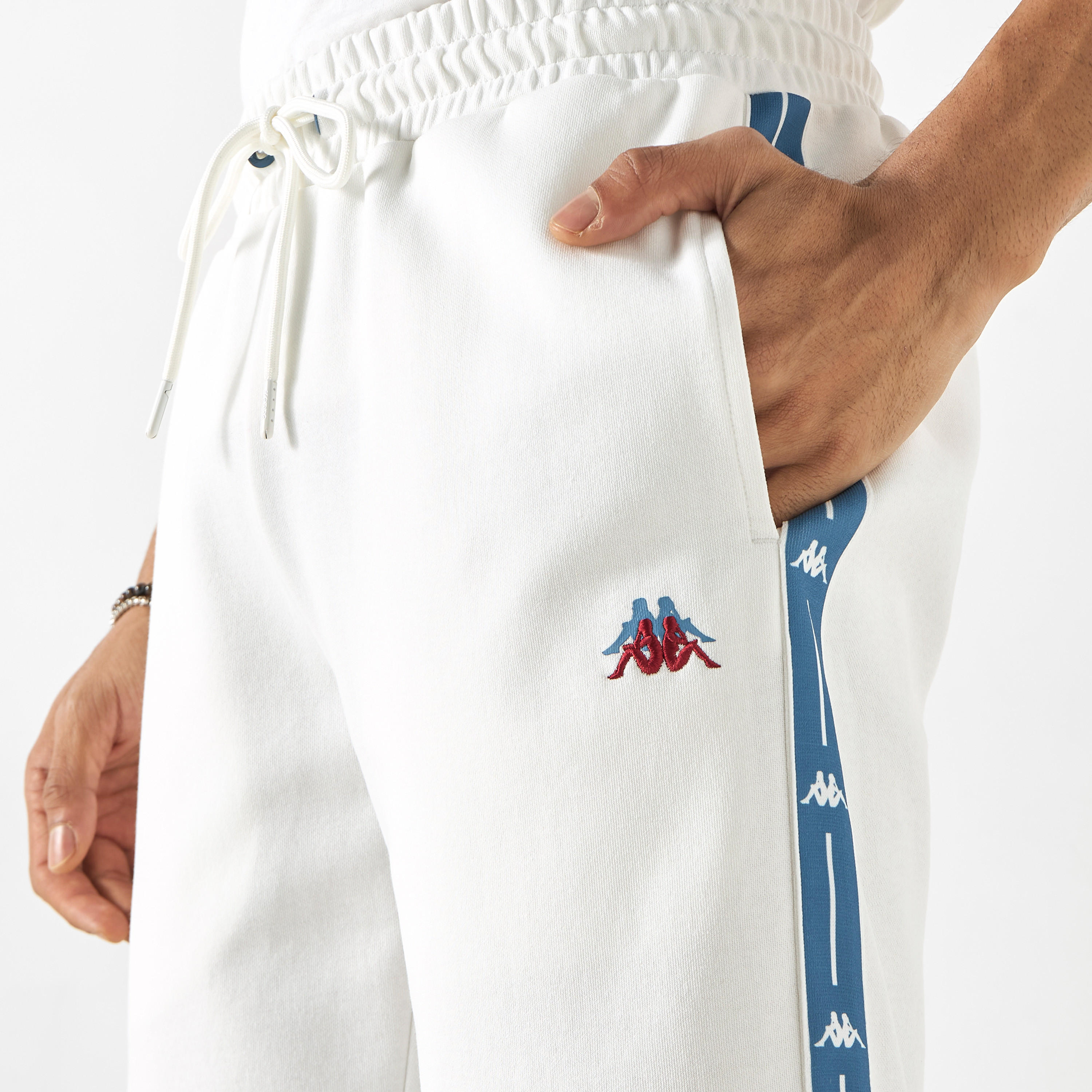 شورت بتطريز شعار ورباط إغلاق وجيوب من كابا-men-clothing-sportswearandactivewear-bottoms-image-4