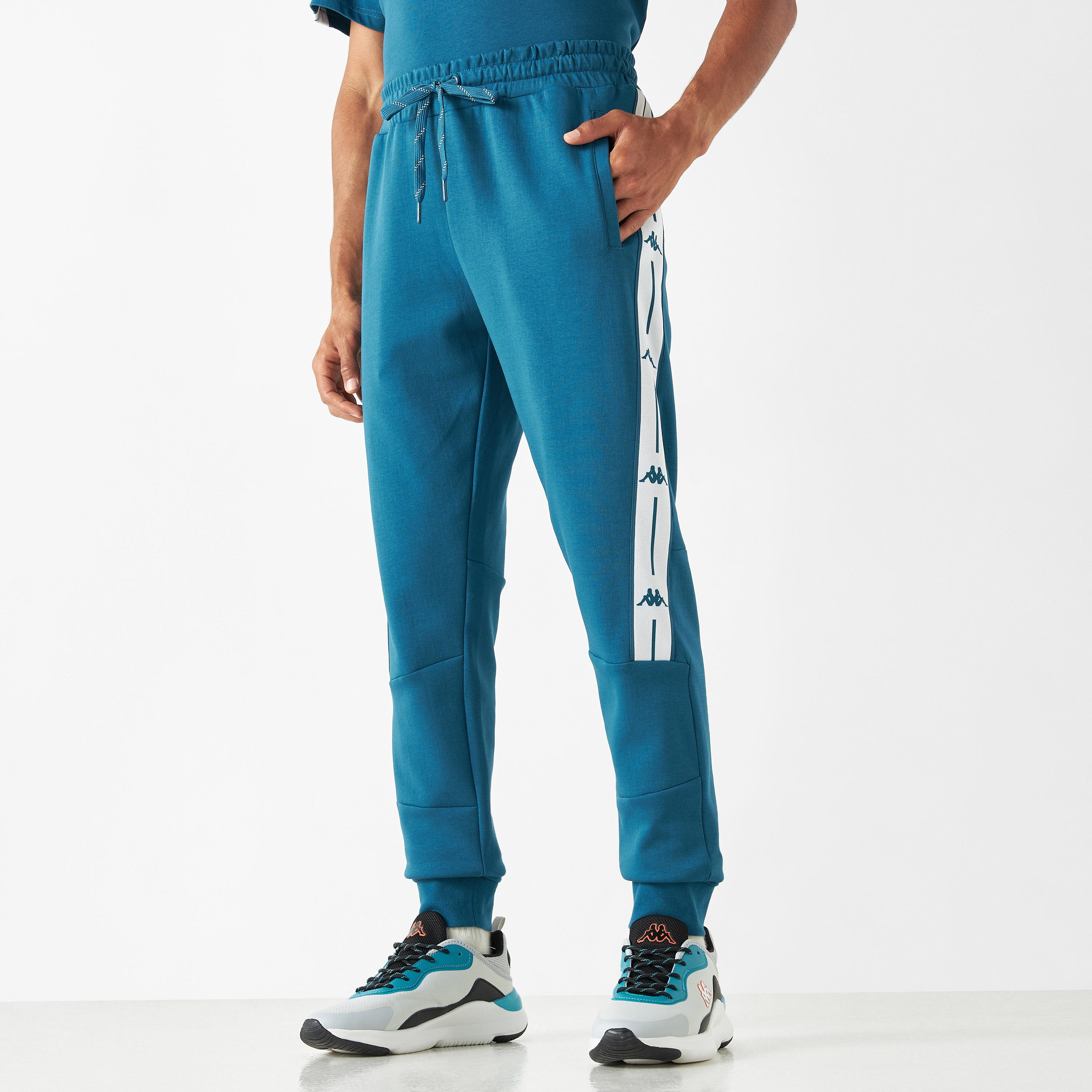 بنطلون رياضي برباط إغلاق وجيوب وتفاصيل شريط من كابا-sports-men-clothing-bottoms-joggers-image-9