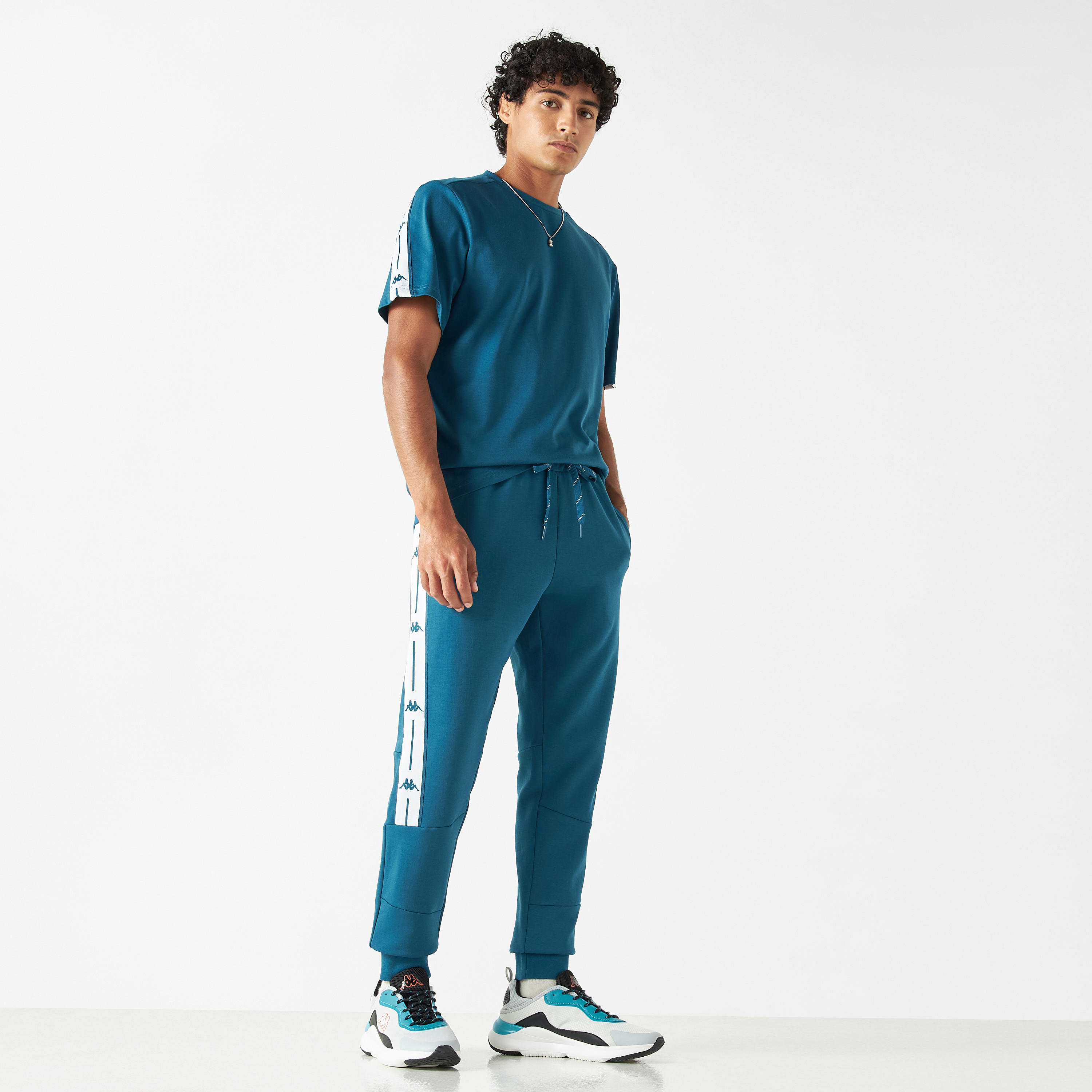 بنطلون رياضي برباط إغلاق وجيوب وتفاصيل شريط من كابا-sports-men-clothing-bottoms-joggers-image-10