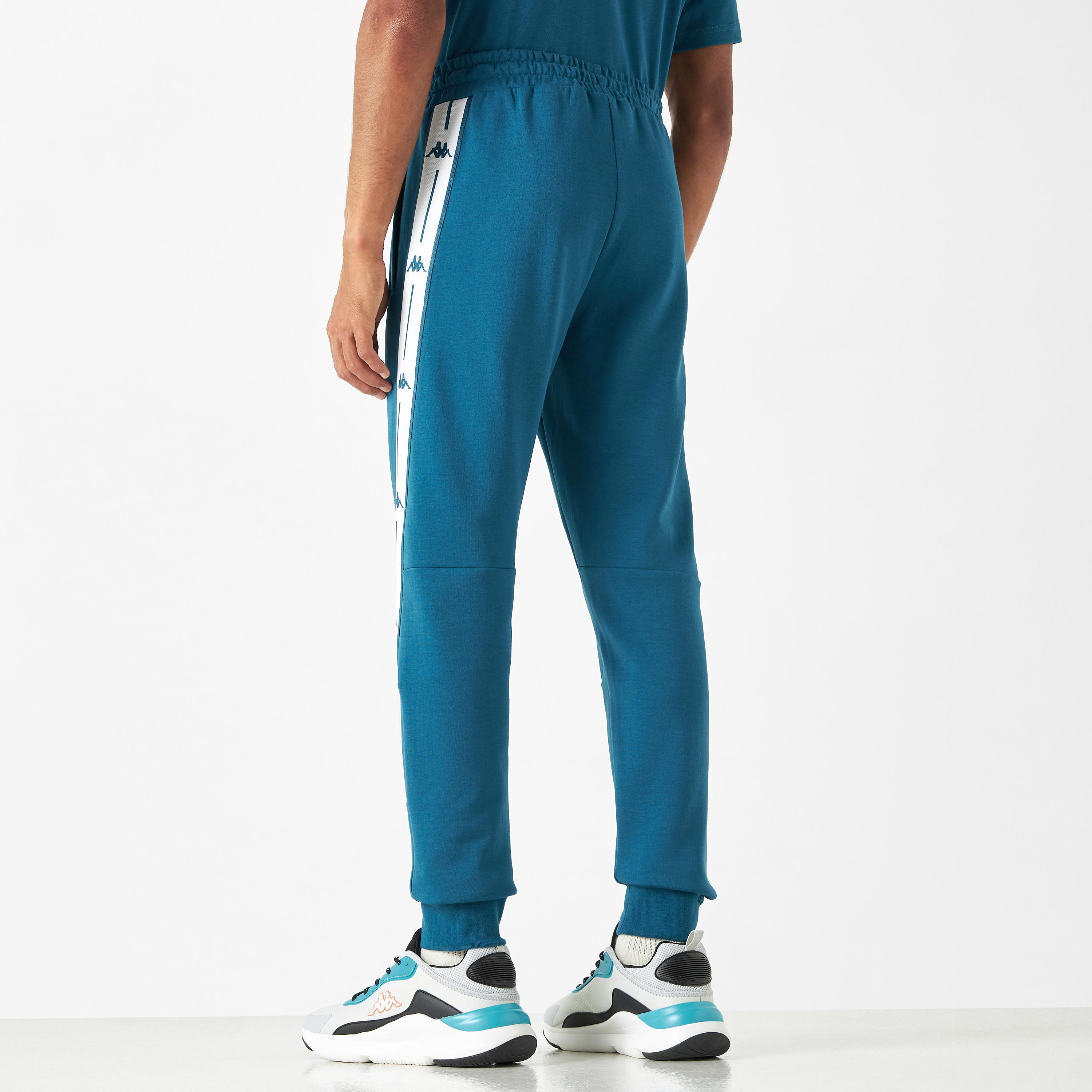 بنطلون رياضي برباط إغلاق وجيوب وتفاصيل شريط من كابا-sports-men-clothing-bottoms-joggers-image-11