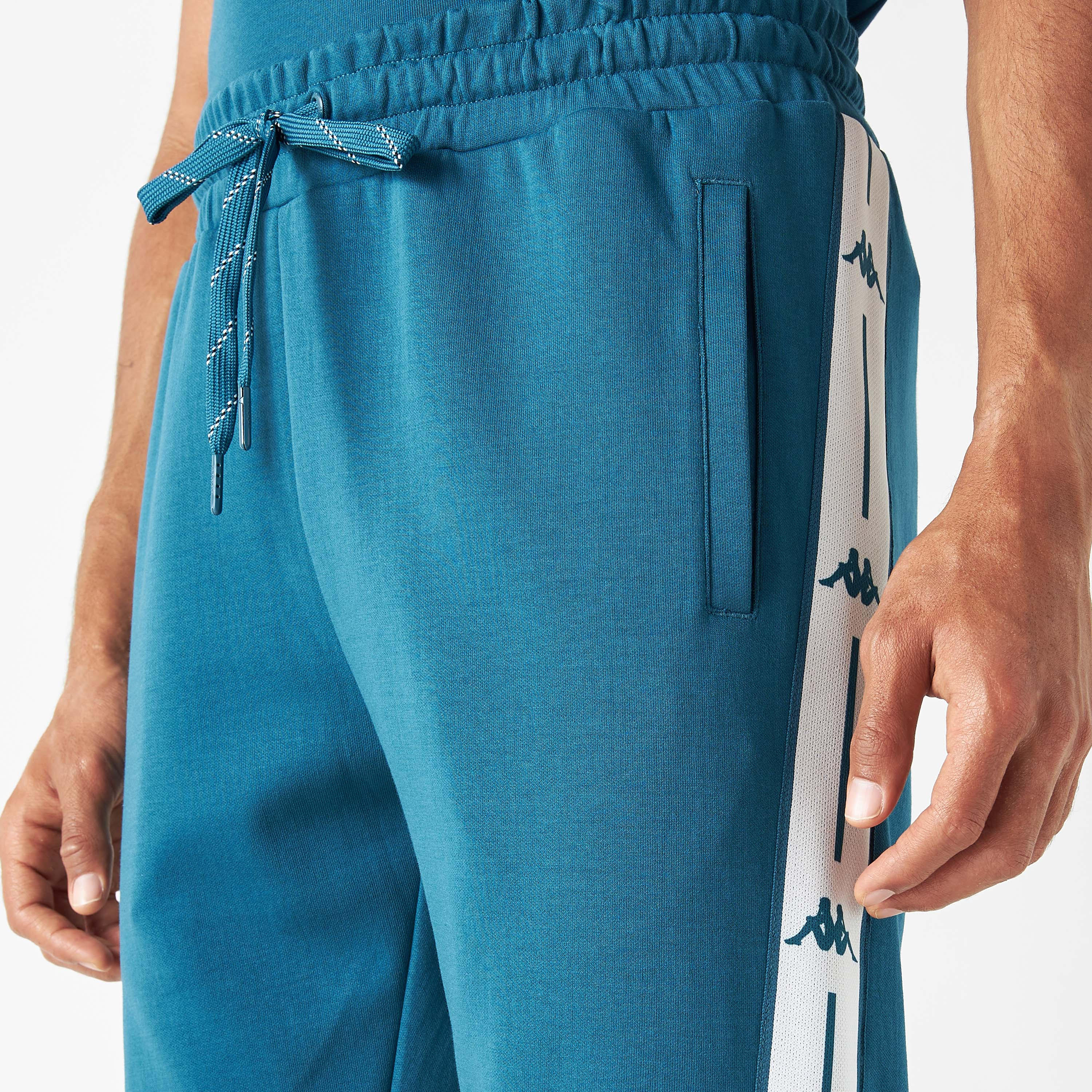 بنطلون رياضي برباط إغلاق وجيوب وتفاصيل شريط من كابا-sports-men-clothing-bottoms-joggers-image-12