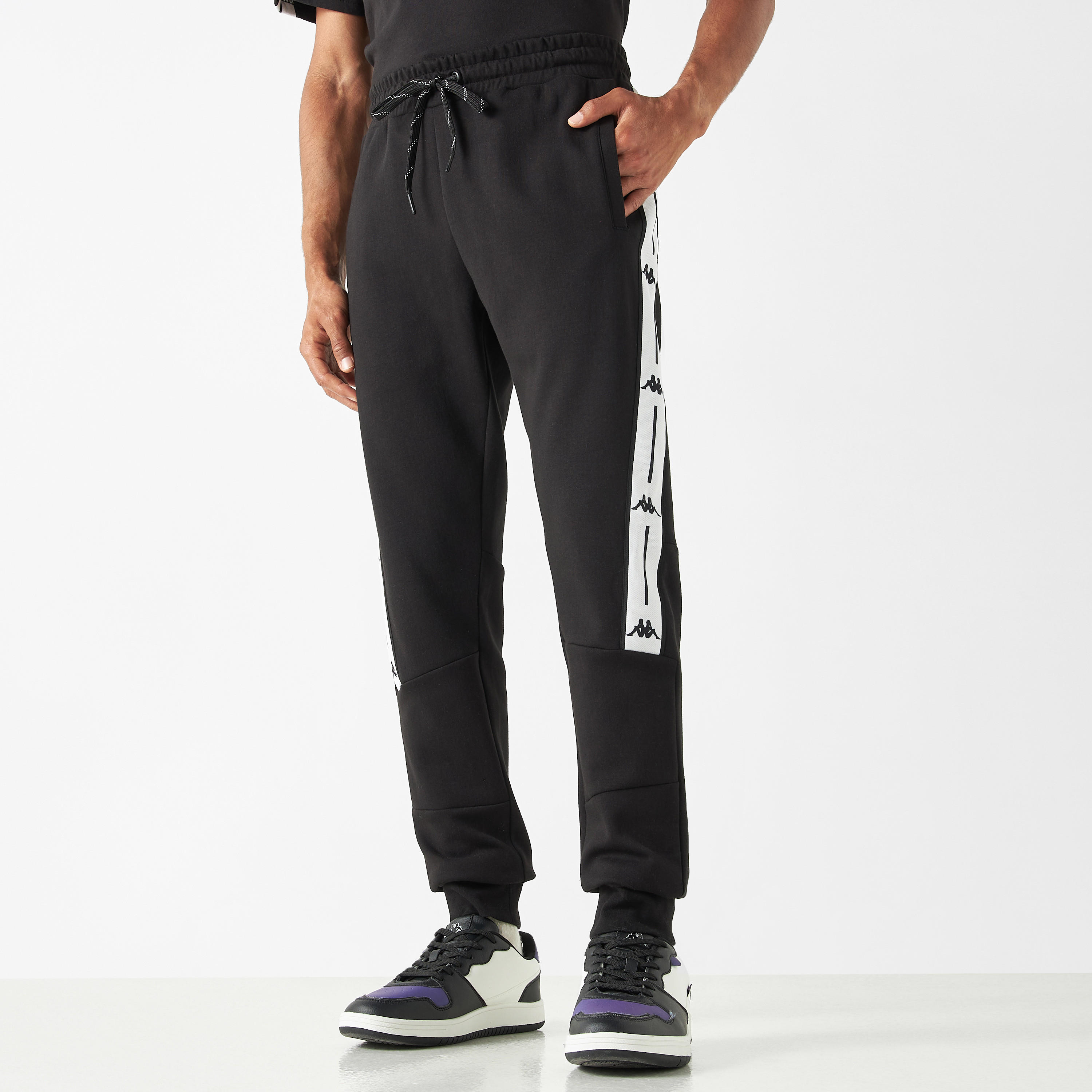 بنطلون رياضي برباط إغلاق وجيوب وتفاصيل شريط من كابا-sports-men-clothing-bottoms-joggers-image-5