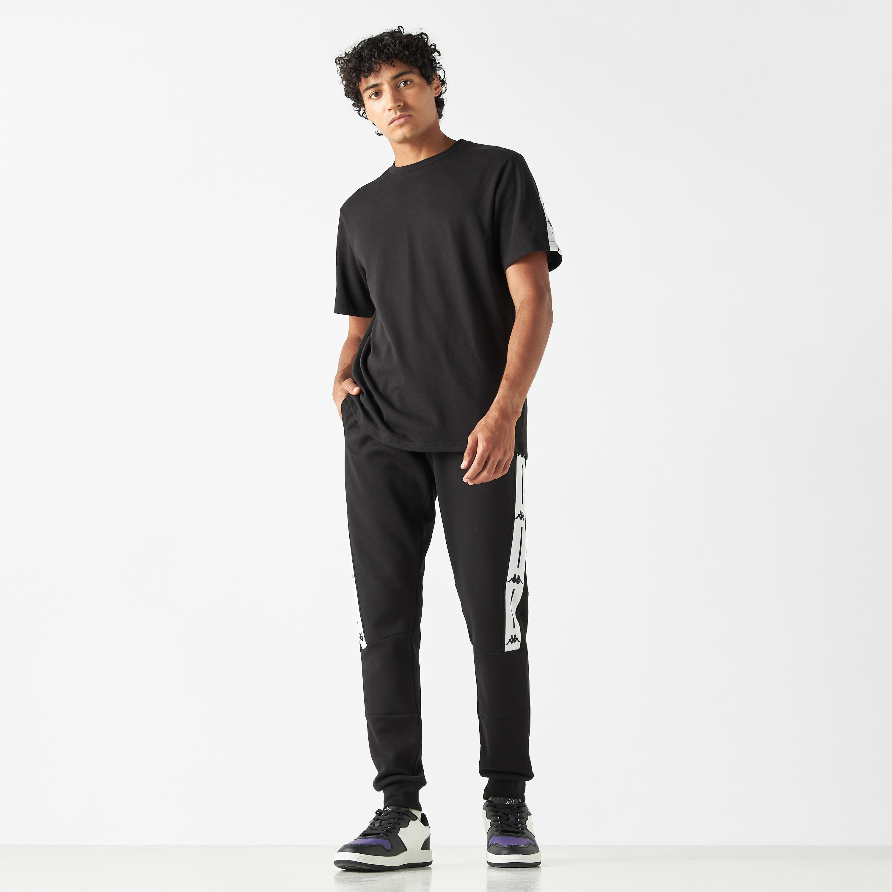 بنطلون رياضي برباط إغلاق وجيوب وتفاصيل شريط من كابا-sports-men-clothing-bottoms-joggers-image-6