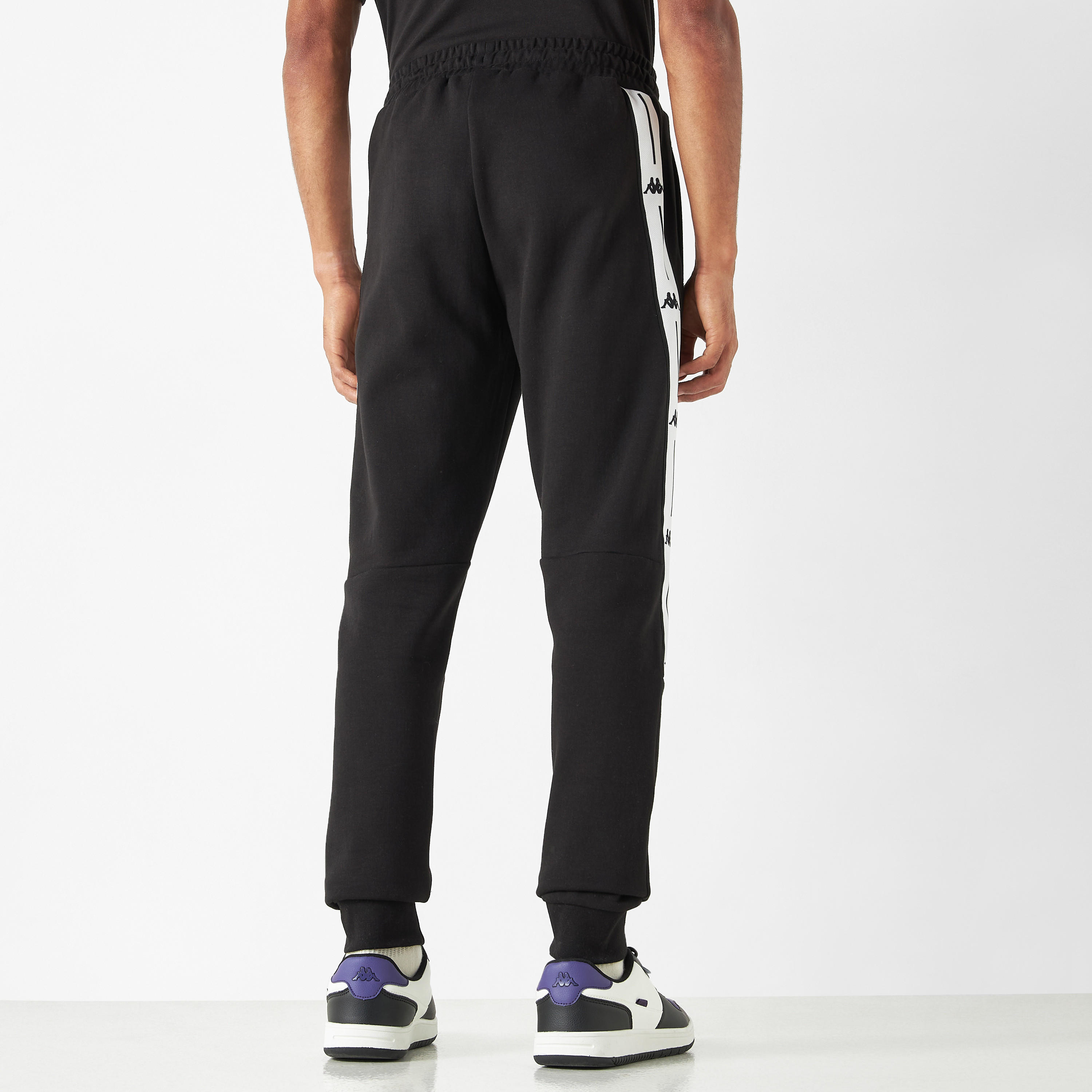 بنطلون رياضي برباط إغلاق وجيوب وتفاصيل شريط من كابا-sports-men-clothing-bottoms-joggers-image-7