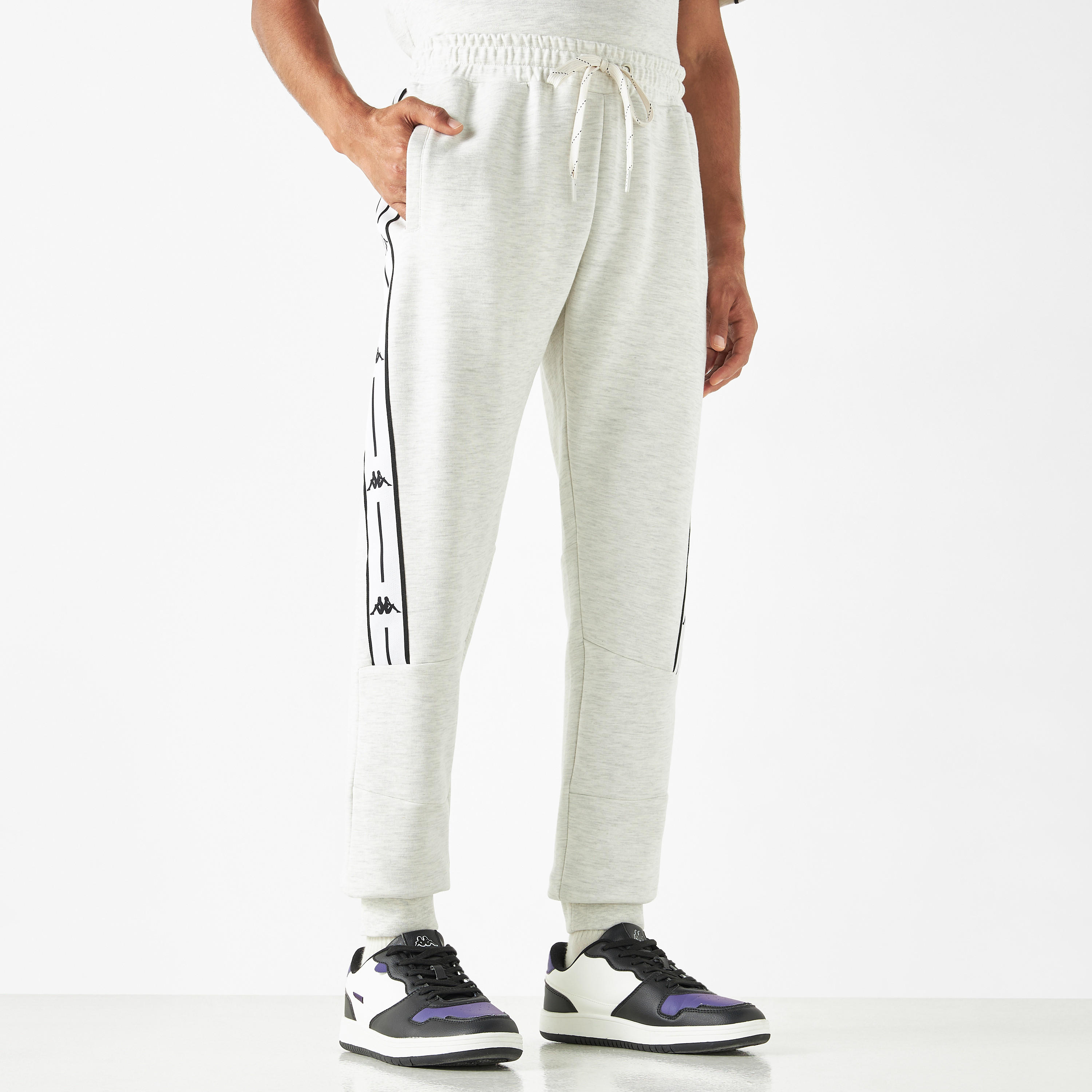 بنطلون رياضي برباط إغلاق وجيوب وتفاصيل شريط من كابا-sports-men-clothing-bottoms-joggers-image-1