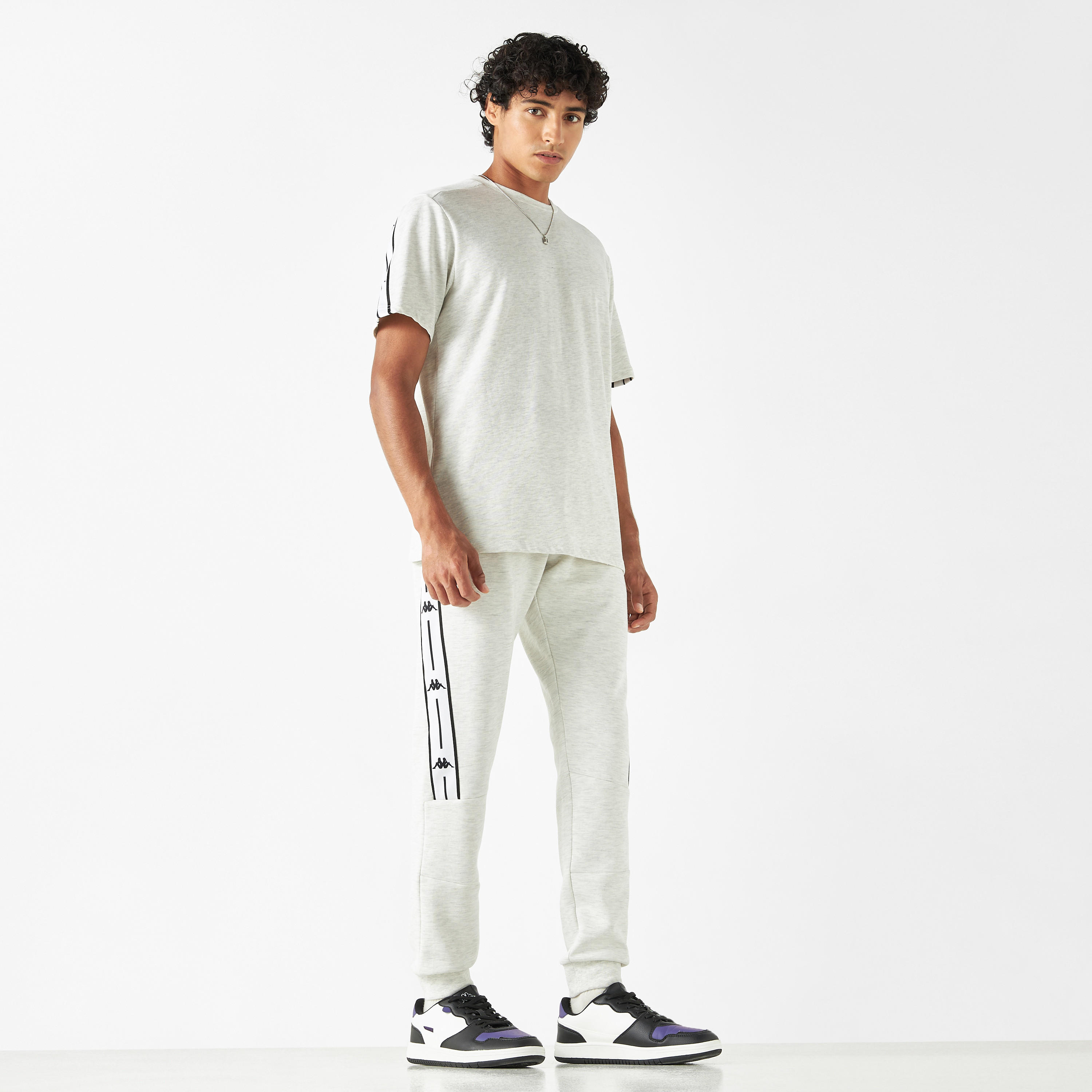 بنطلون رياضي برباط إغلاق وجيوب وتفاصيل شريط من كابا-sports-men-clothing-bottoms-joggers-image-2