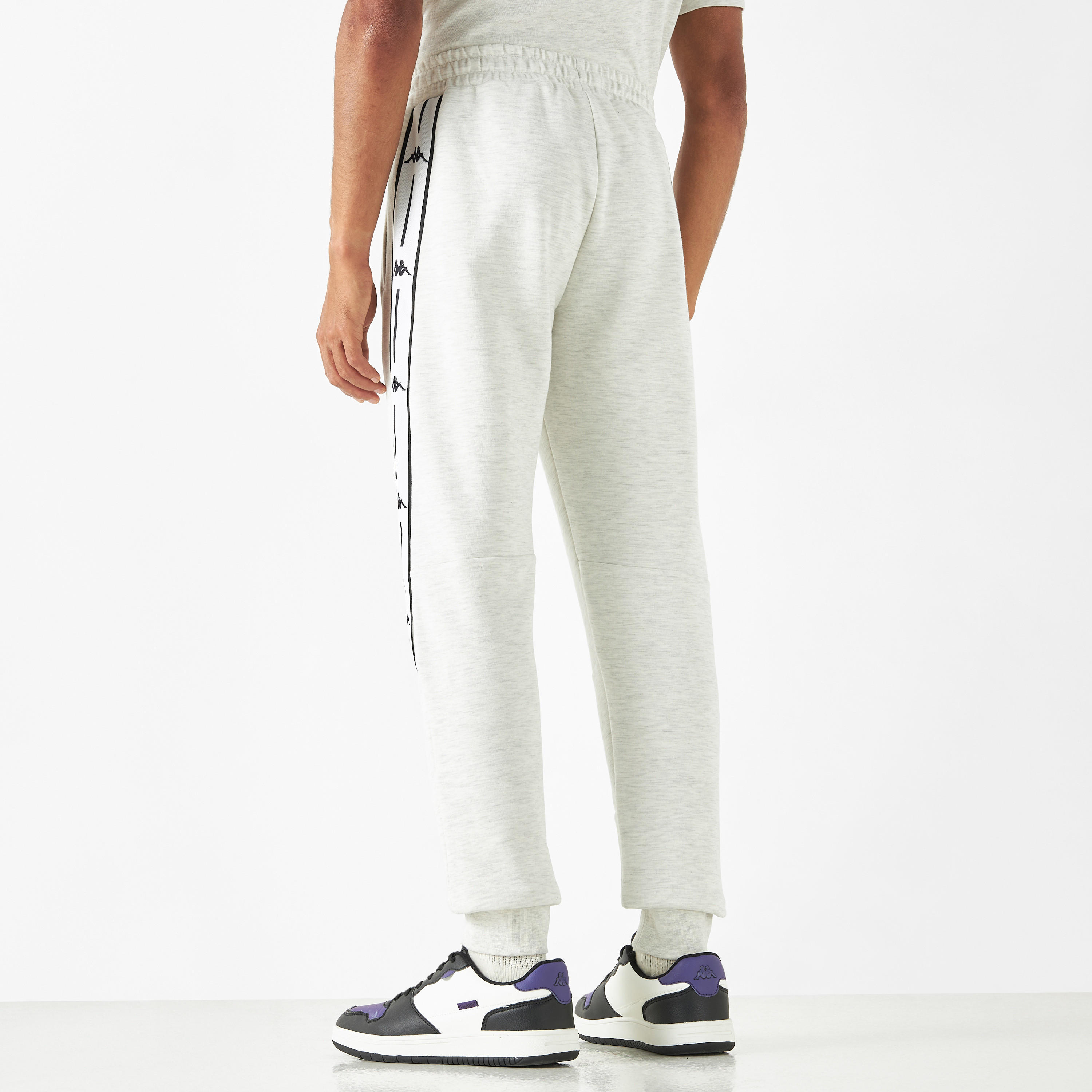 بنطلون رياضي برباط إغلاق وجيوب وتفاصيل شريط من كابا-sports-men-clothing-bottoms-joggers-image-3