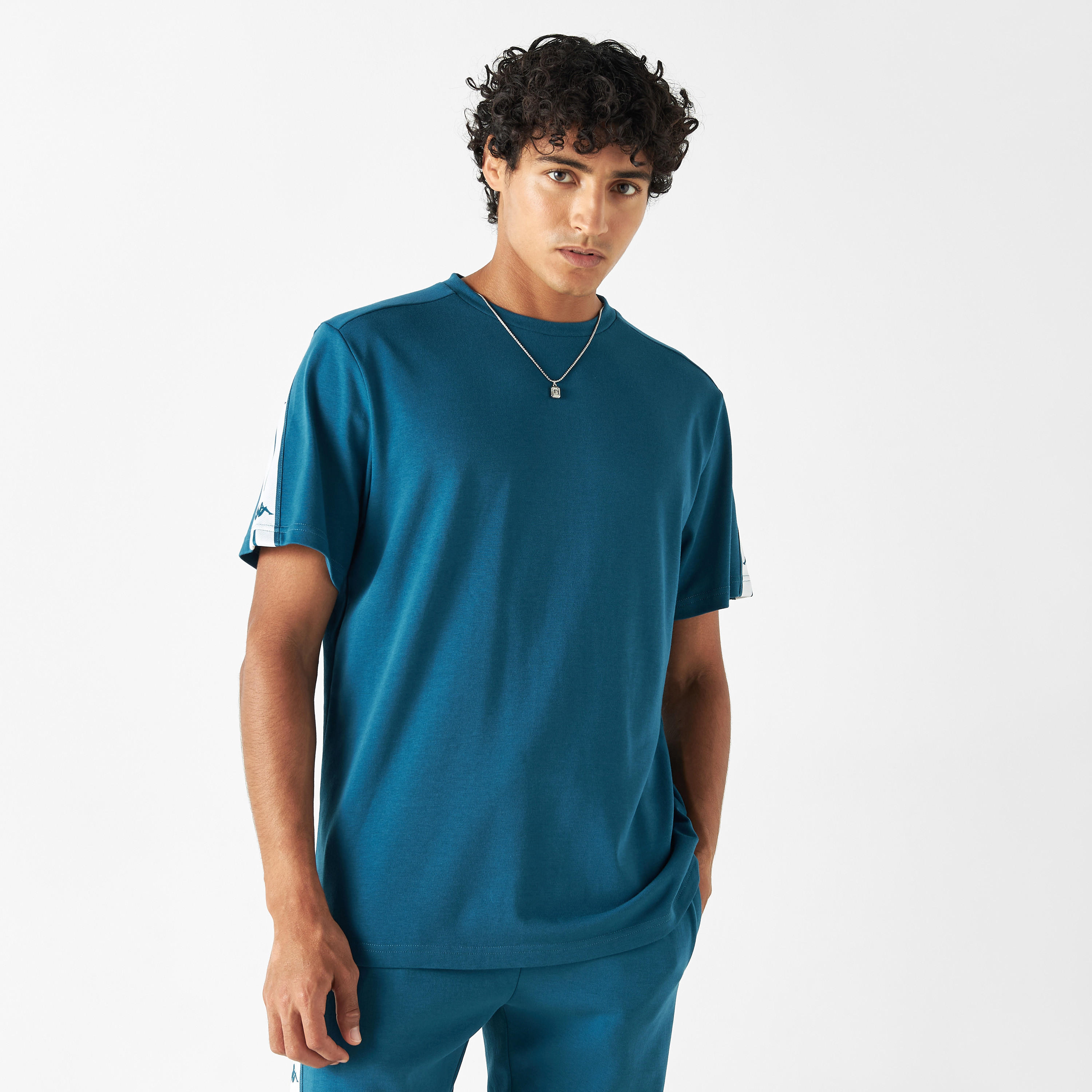 تيشيرت بياقة ضيّقة وأكمام قصيرة وتفاصيل شريط من كابا-men-clothing-sportswearandactivewear-tshirtsandpolos-image-1