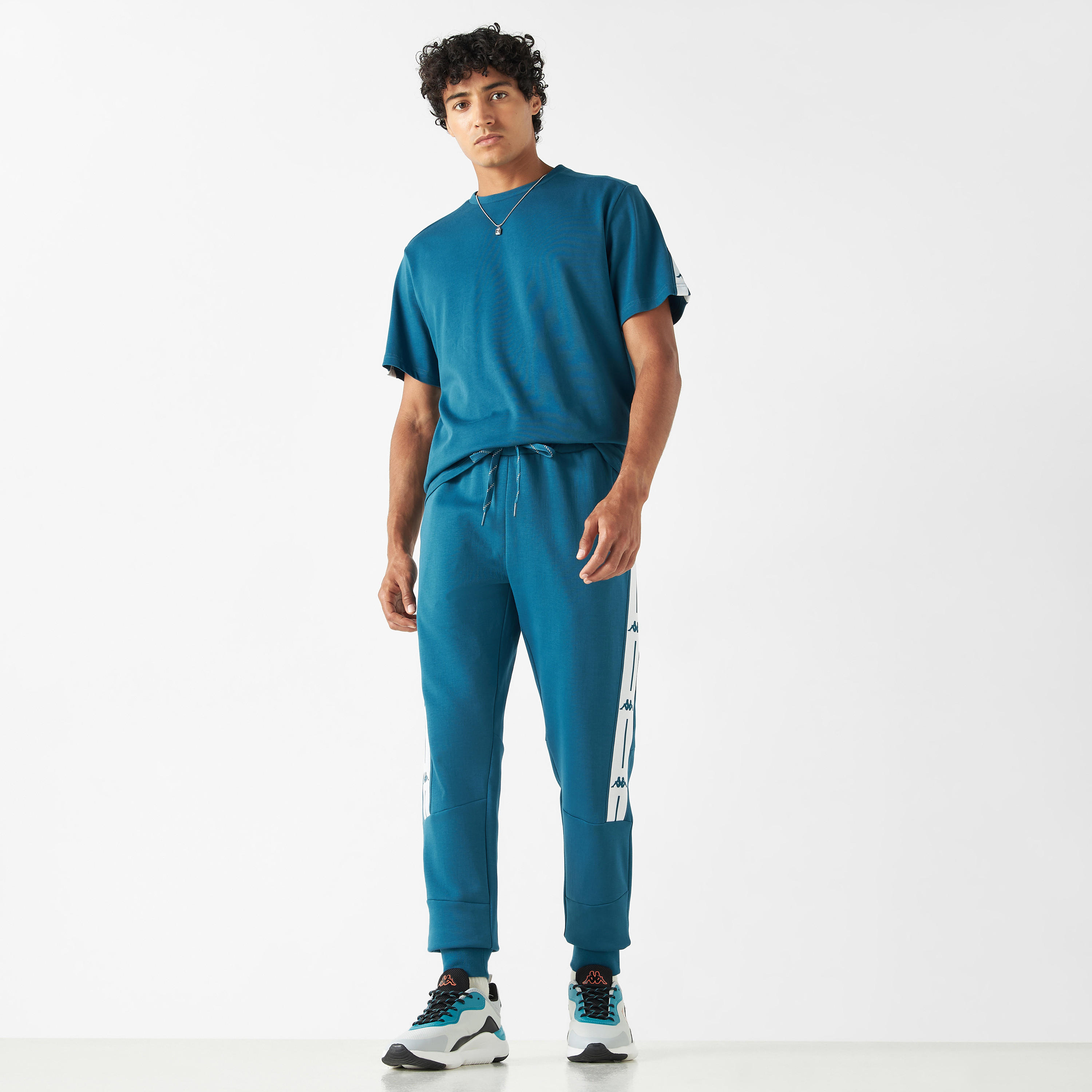 تيشيرت بياقة ضيّقة وأكمام قصيرة وتفاصيل شريط من كابا-men-clothing-sportswearandactivewear-tshirtsandpolos-image-2