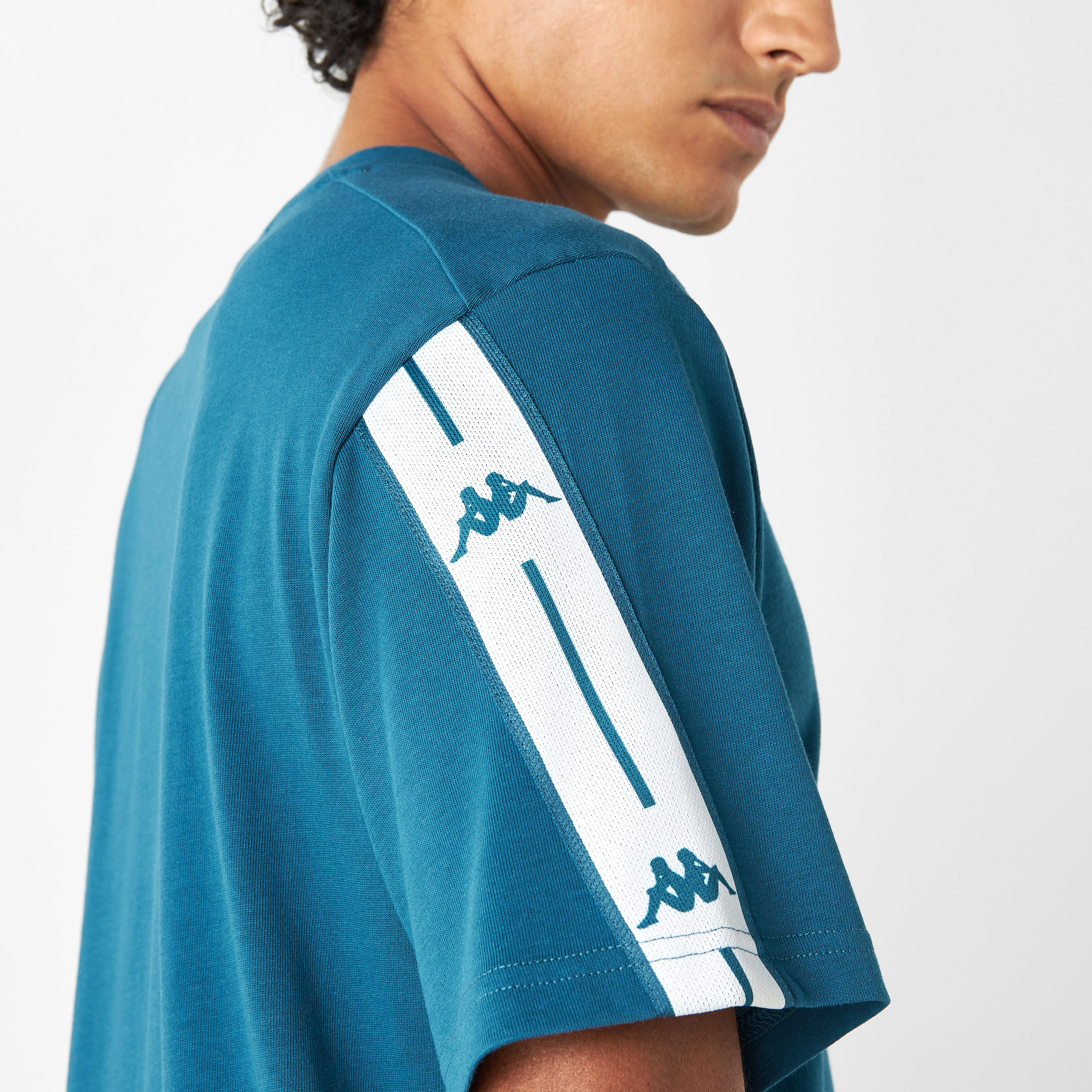 تيشيرت بياقة ضيّقة وأكمام قصيرة وتفاصيل شريط من كابا-men-clothing-sportswearandactivewear-tshirtsandpolos-image-4