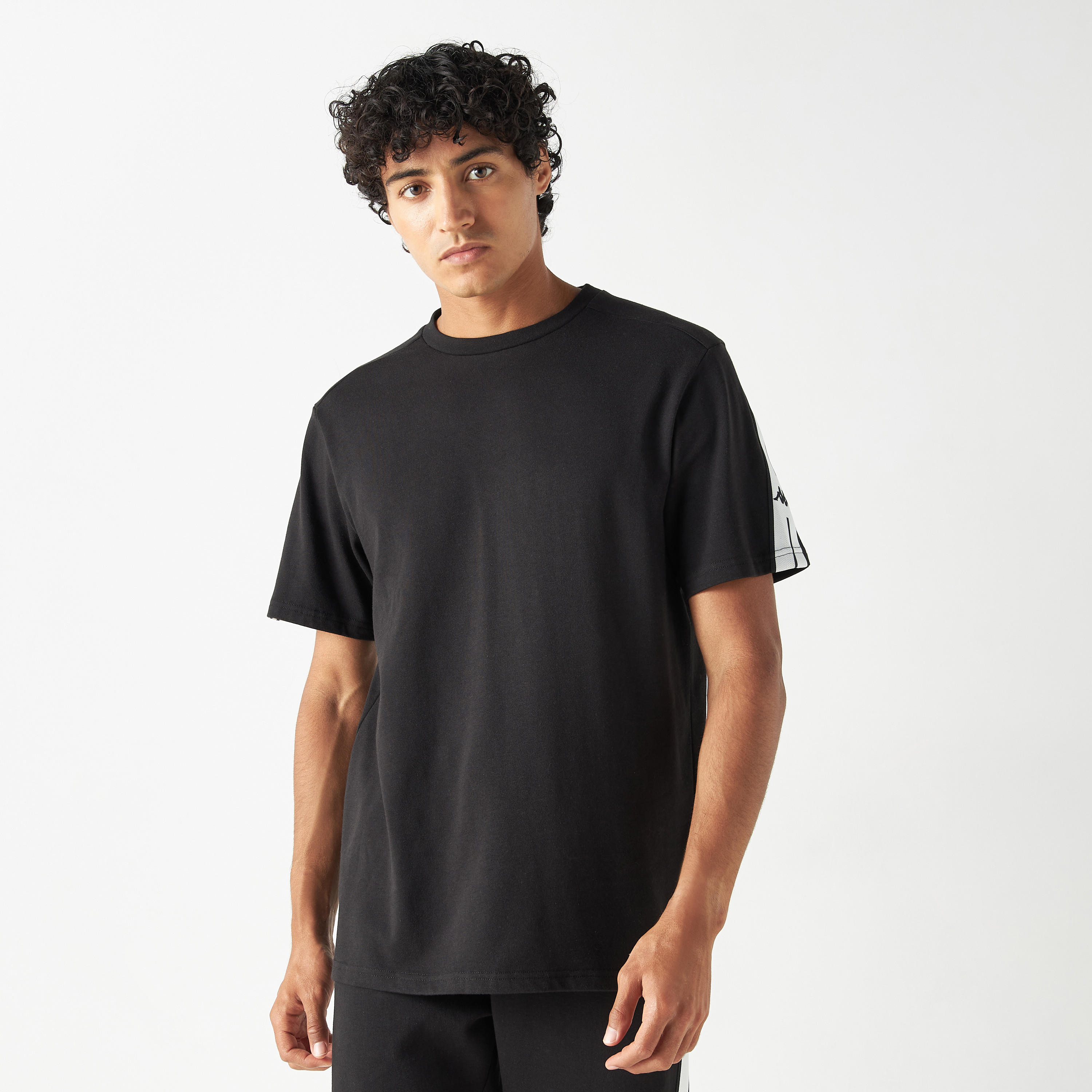 تيشيرت بياقة ضيّقة وأكمام قصيرة وتفاصيل شريط من كابا-men-clothing-sportswearandactivewear-tshirtsandpolos-image-9