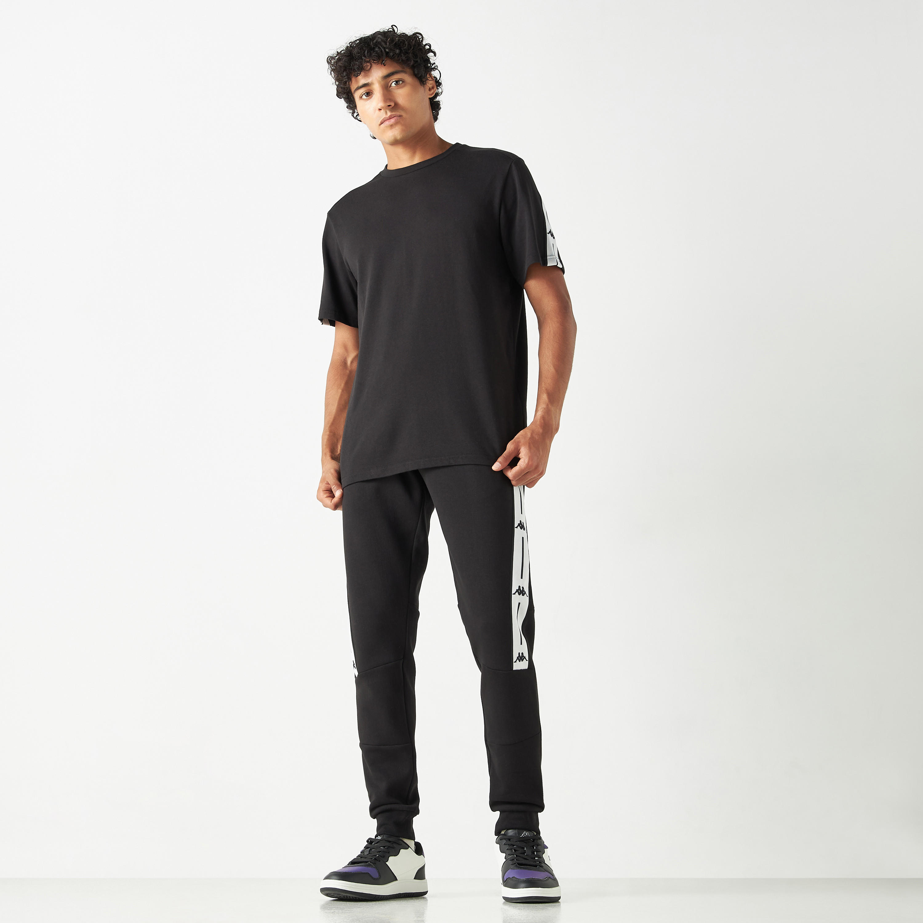 تيشيرت بياقة ضيّقة وأكمام قصيرة وتفاصيل شريط من كابا-men-clothing-sportswearandactivewear-tshirtsandpolos-image-10