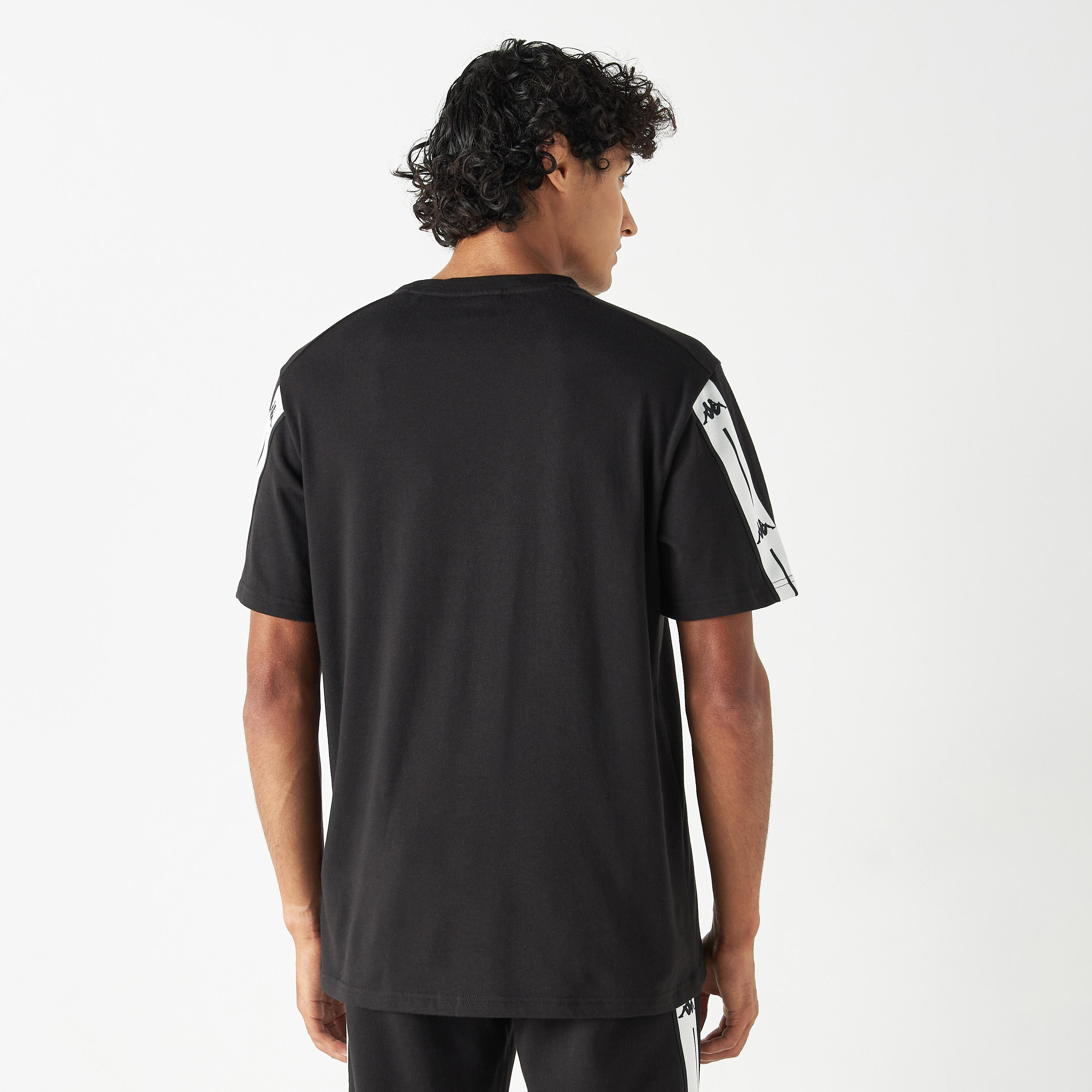 تيشيرت بياقة ضيّقة وأكمام قصيرة وتفاصيل شريط من كابا-men-clothing-sportswearandactivewear-tshirtsandpolos-image-11