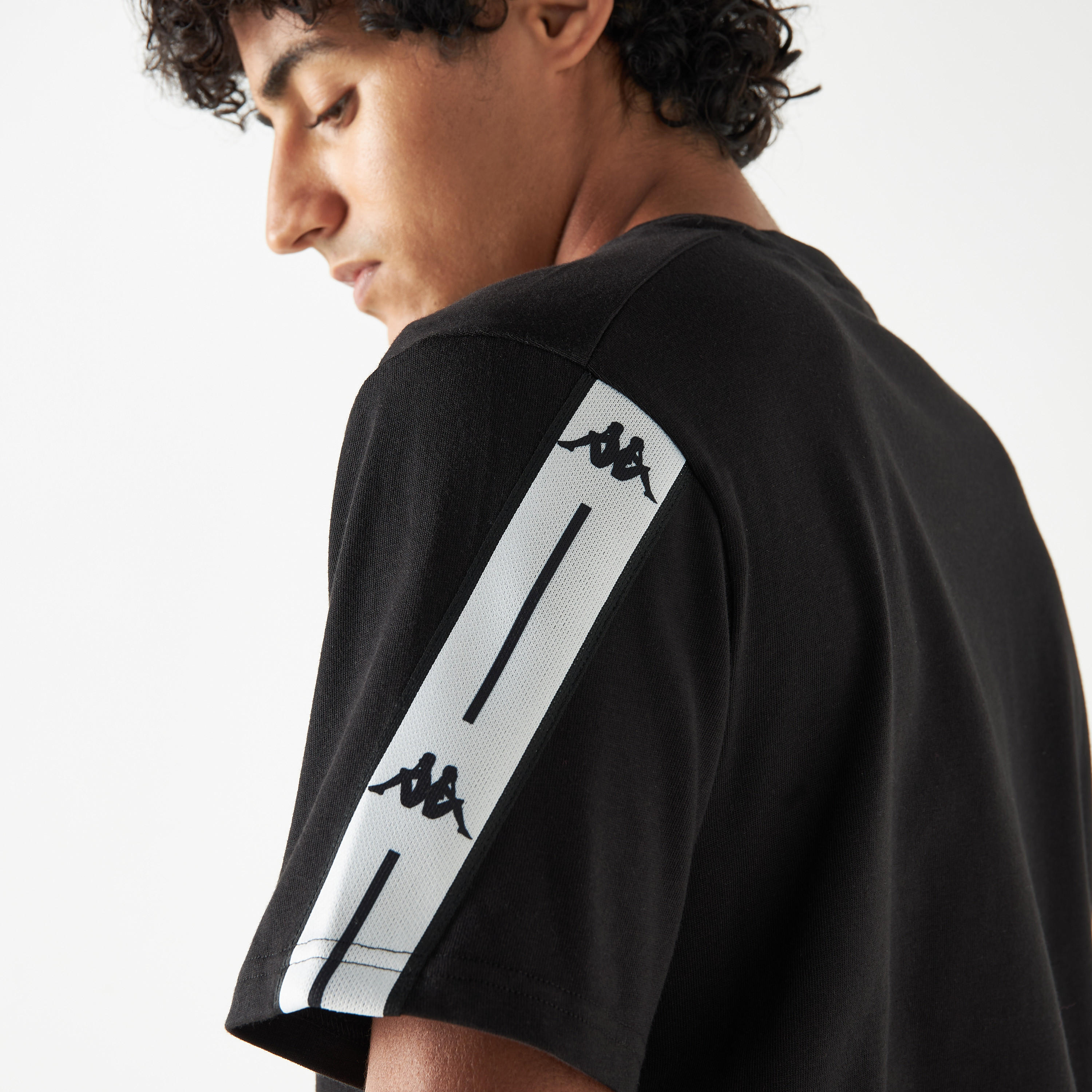 تيشيرت بياقة ضيّقة وأكمام قصيرة وتفاصيل شريط من كابا-men-clothing-sportswearandactivewear-tshirtsandpolos-image-12
