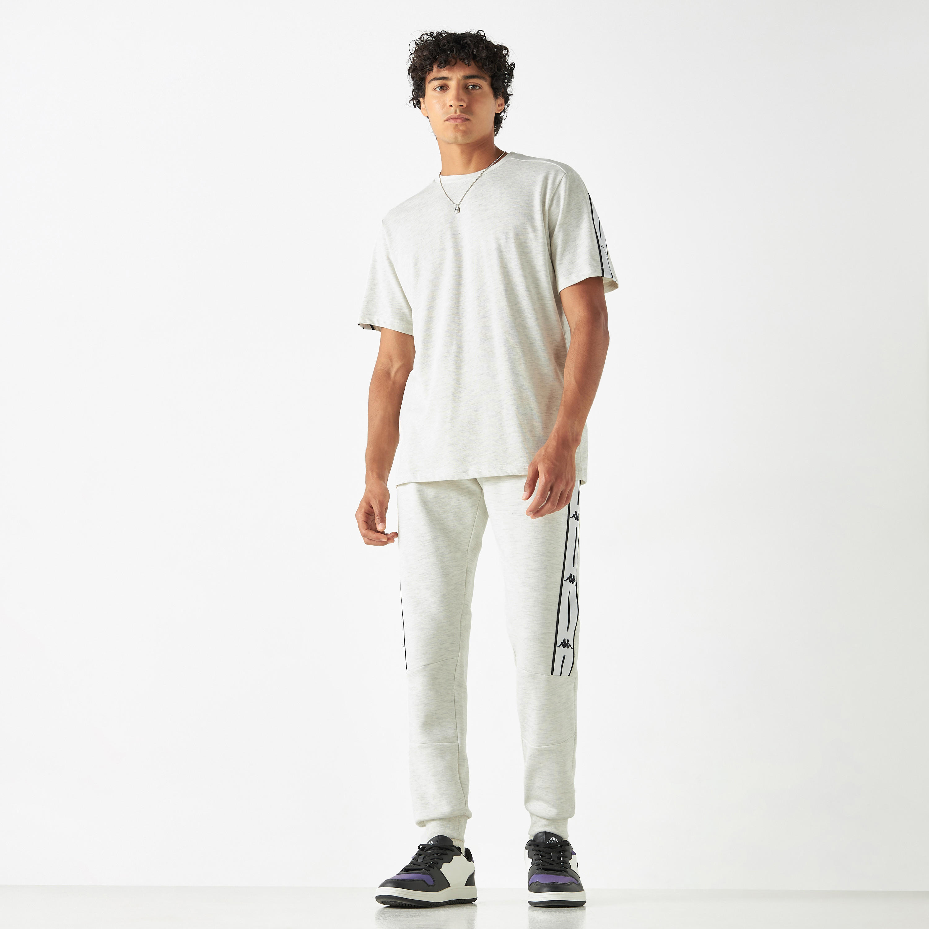 تيشيرت بياقة ضيّقة وأكمام قصيرة وتفاصيل شريط من كابا-men-clothing-sportswearandactivewear-tshirtsandpolos-image-6