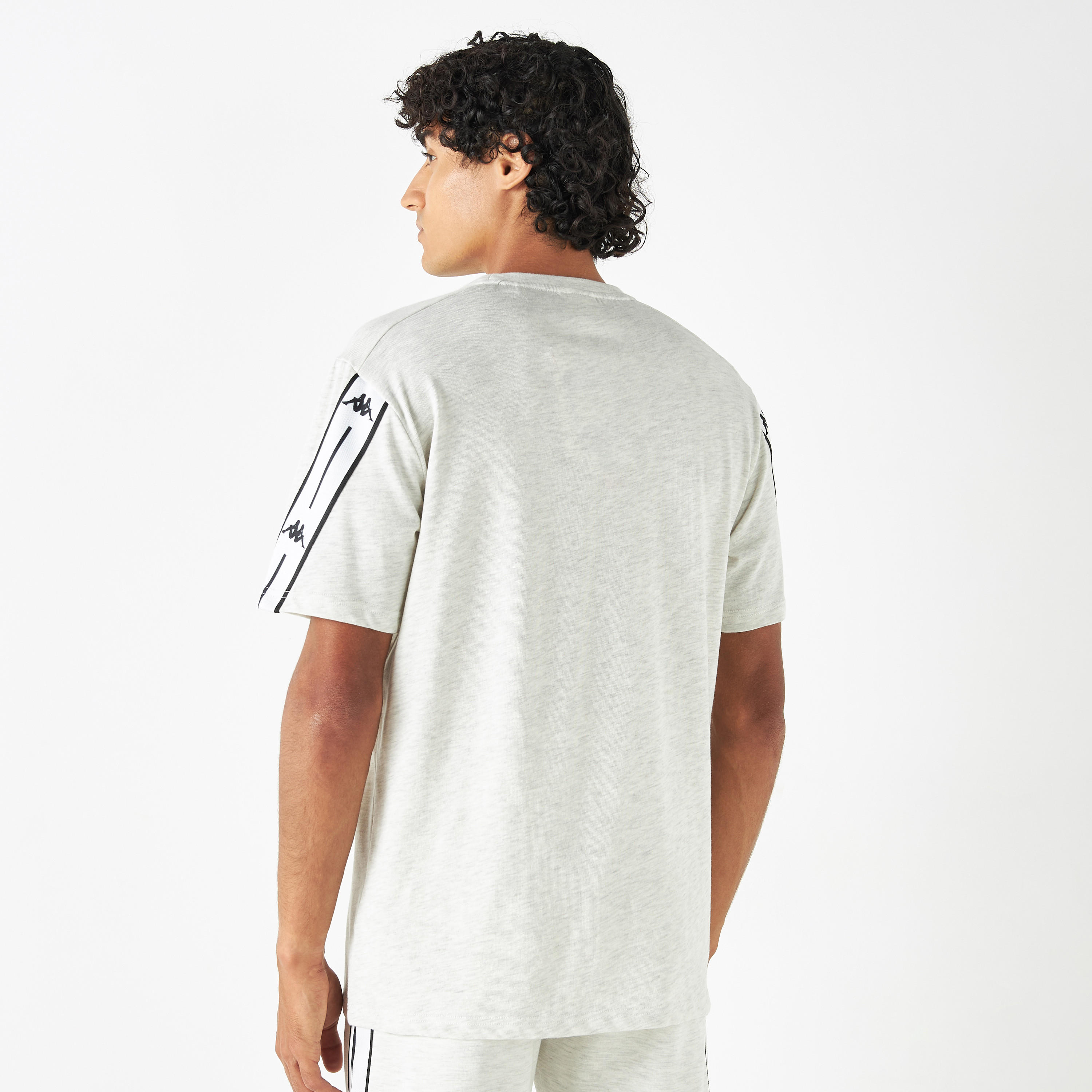 تيشيرت بياقة ضيّقة وأكمام قصيرة وتفاصيل شريط من كابا-men-clothing-sportswearandactivewear-tshirtsandpolos-image-7