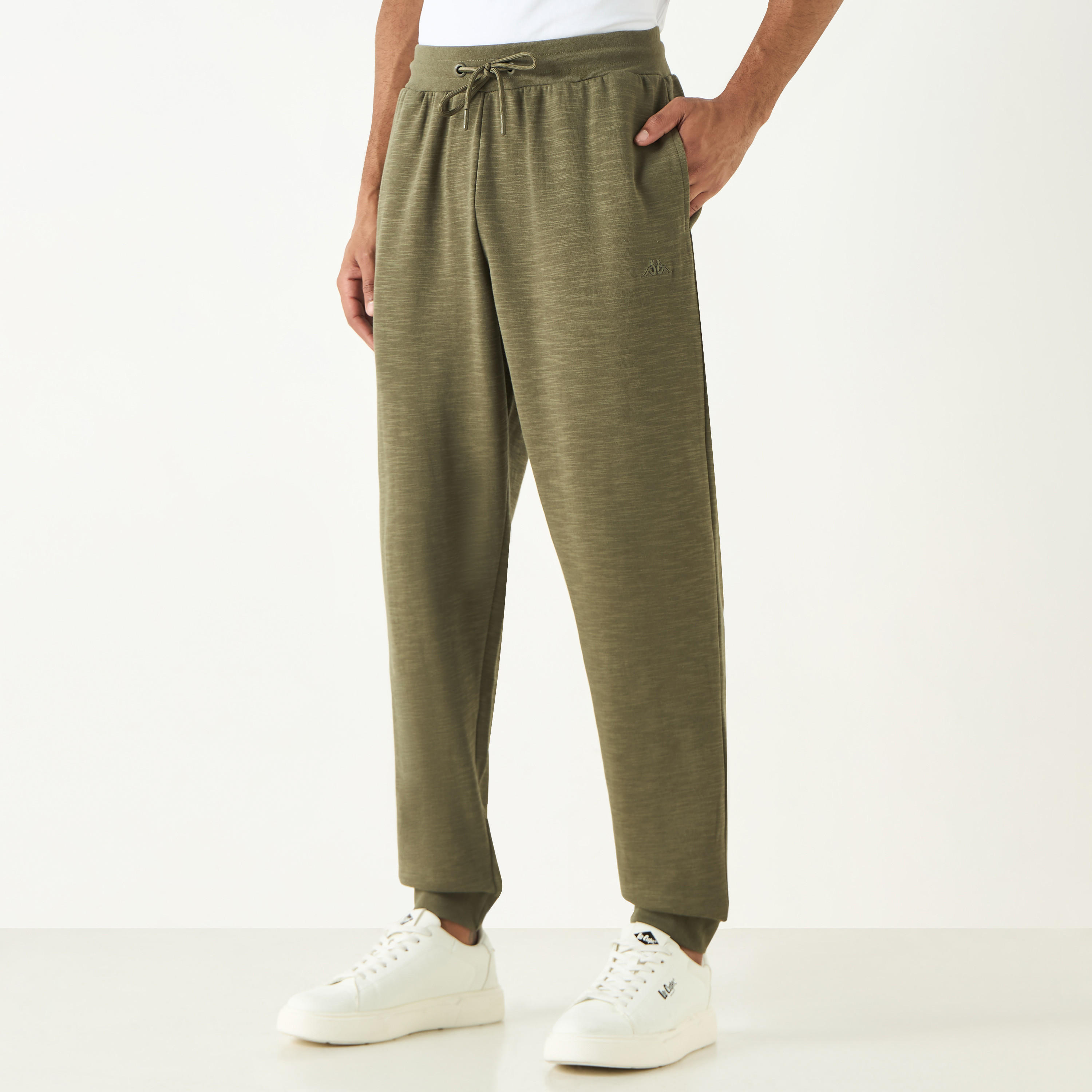بنطلون رياضي برباط إغلاق وجيوب وتفاصيل شعار من كابا-sports-men-clothing-bottoms-joggers-image-9