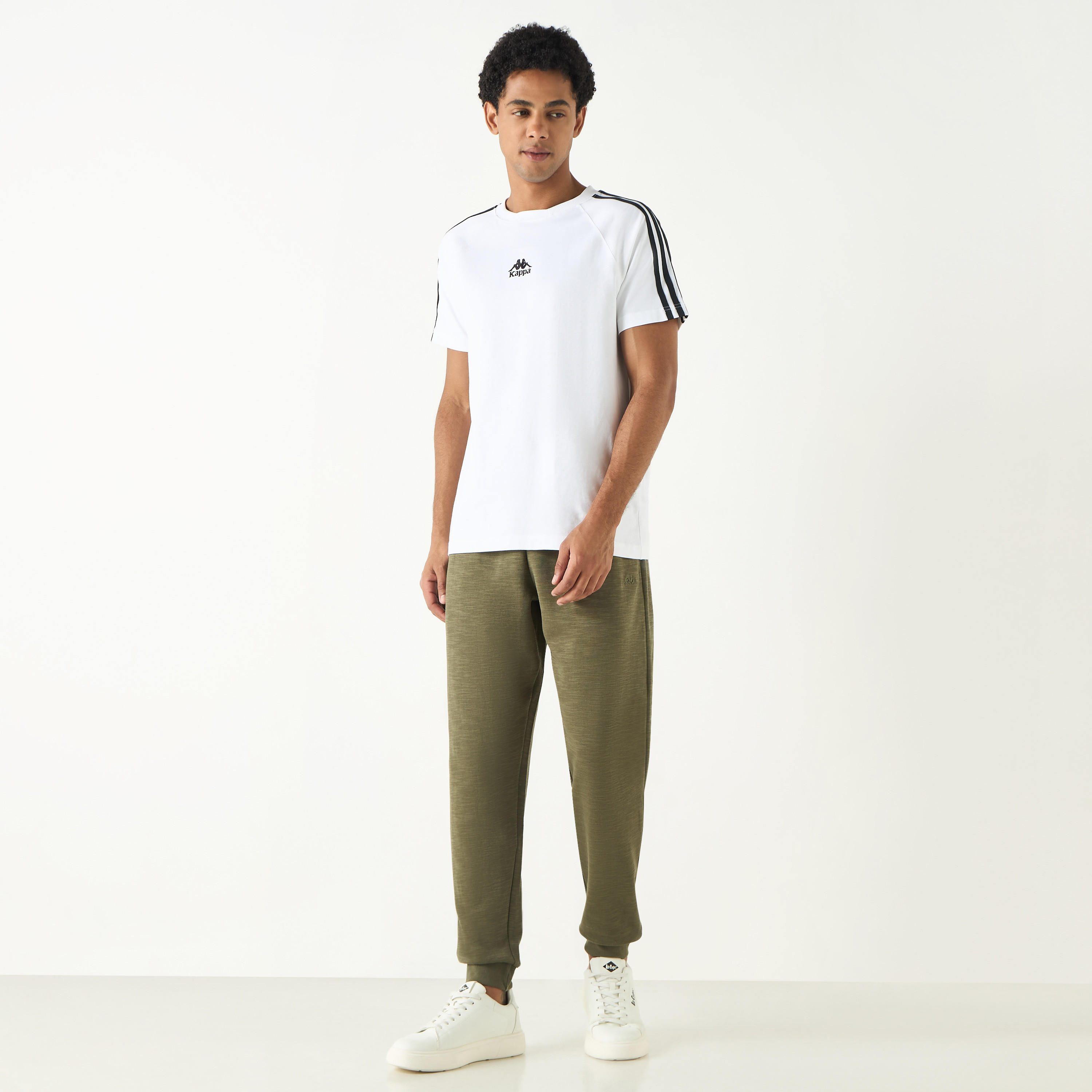 بنطلون رياضي برباط إغلاق وجيوب وتفاصيل شعار من كابا-sports-men-clothing-bottoms-joggers-image-10