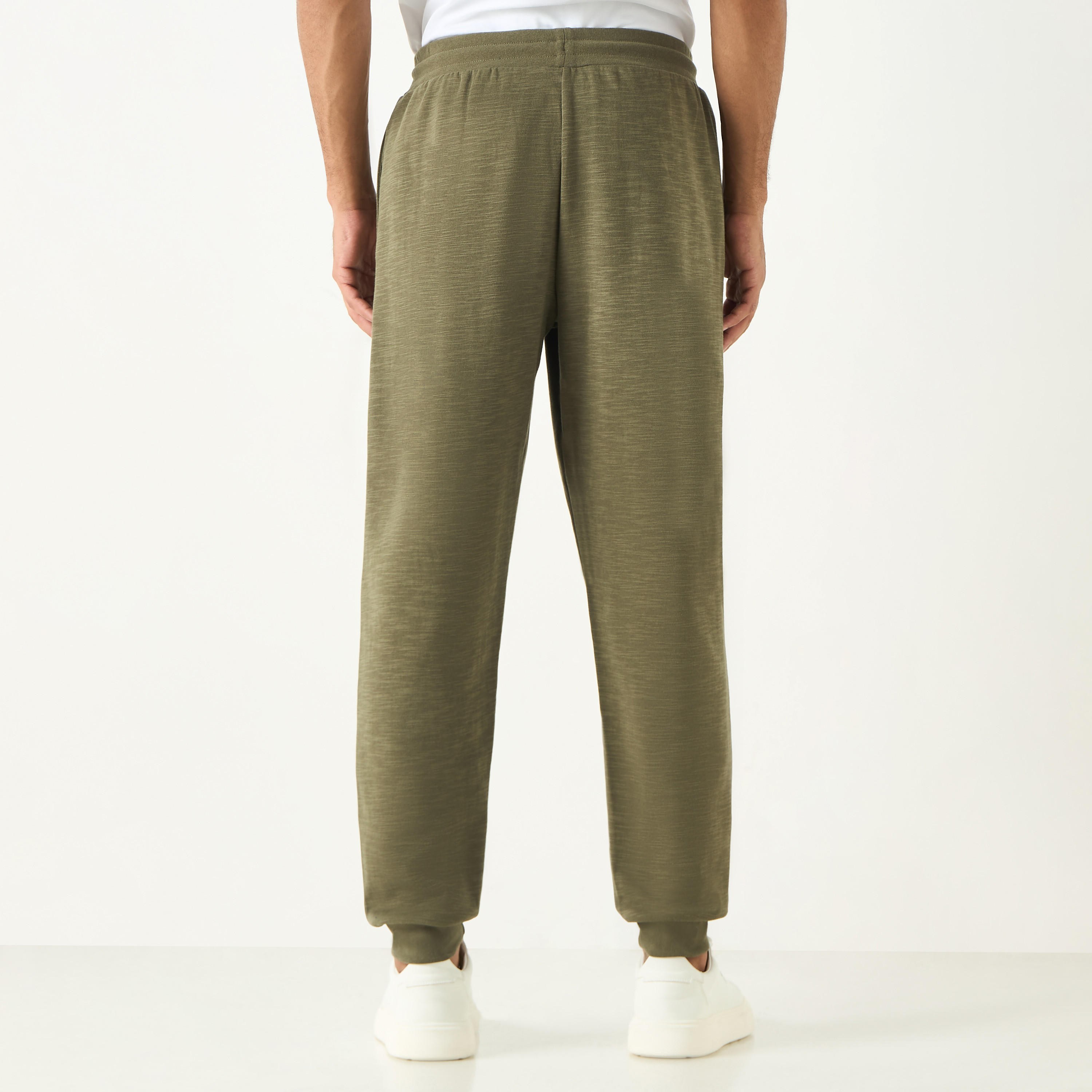 بنطلون رياضي برباط إغلاق وجيوب وتفاصيل شعار من كابا-sports-men-clothing-bottoms-joggers-image-11