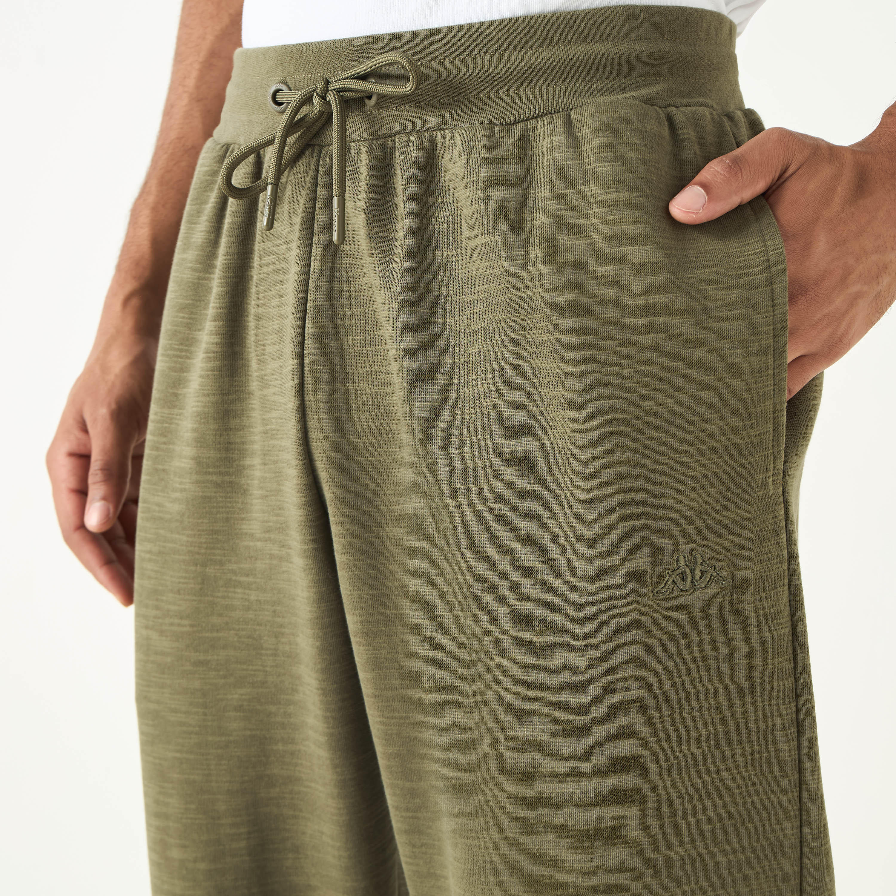 بنطلون رياضي برباط إغلاق وجيوب وتفاصيل شعار من كابا-sports-men-clothing-bottoms-joggers-image-12
